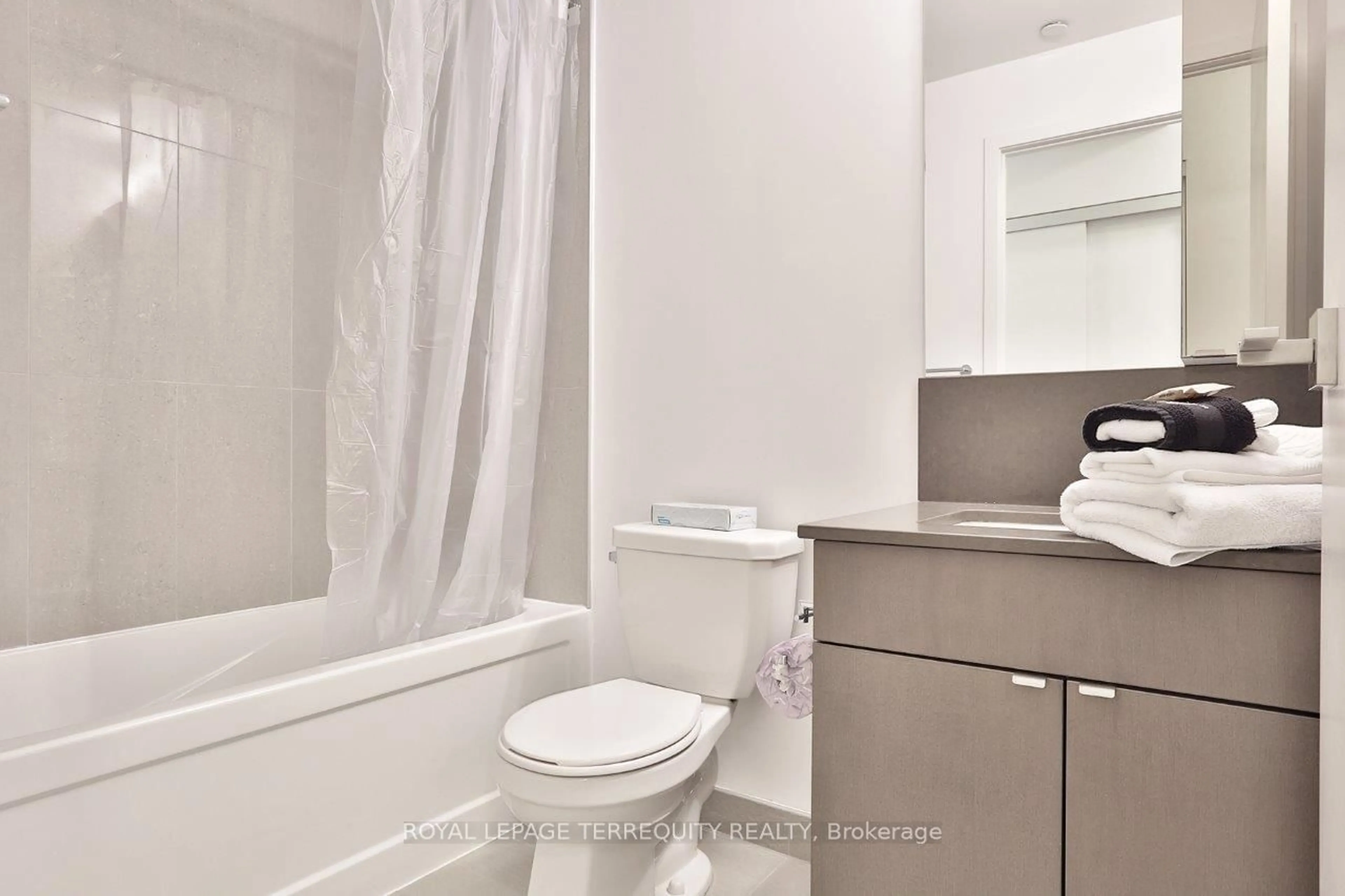 Standard bathroom for 98 Lillian St #210, Toronto Ontario M4S 0A5