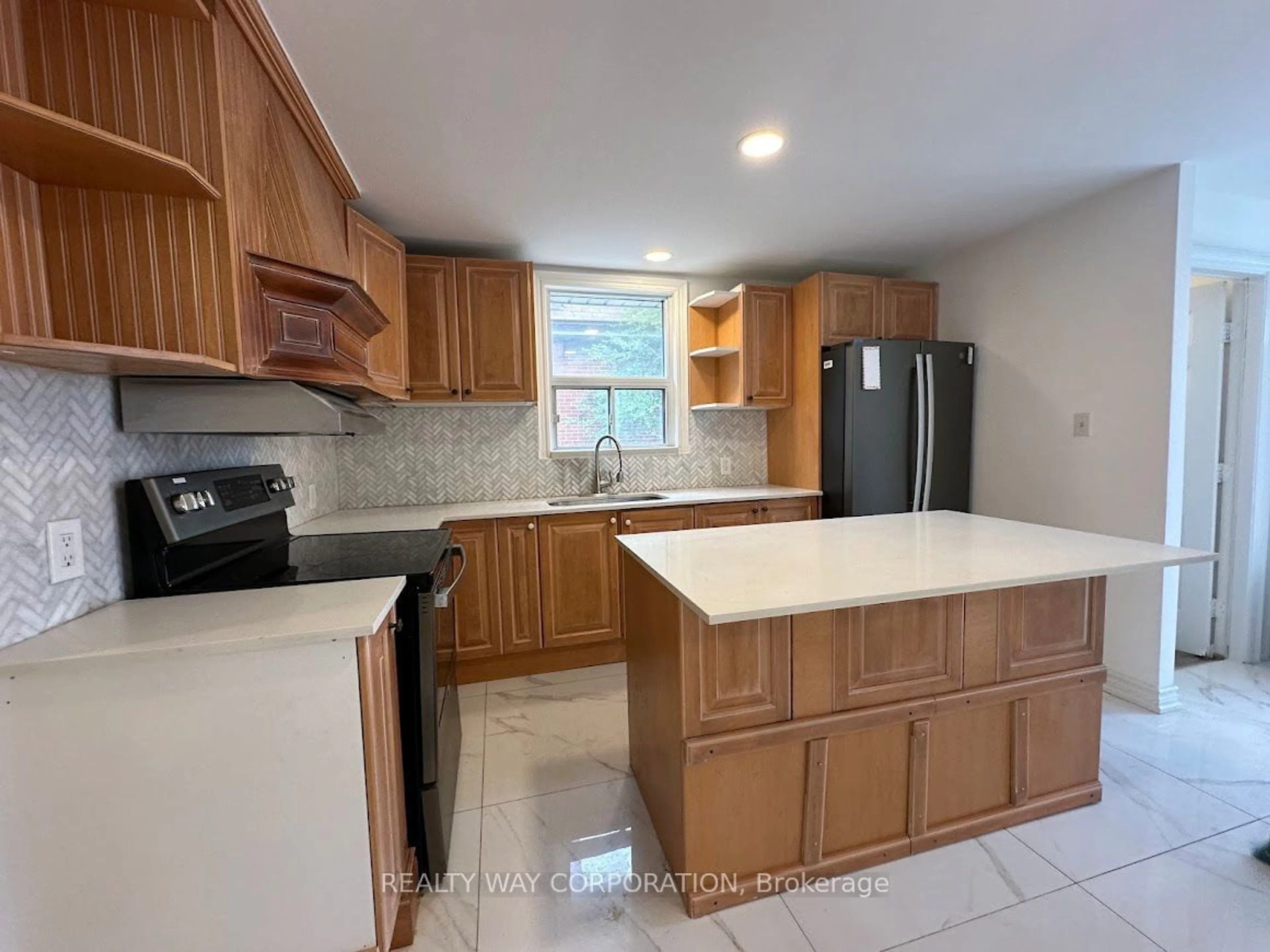 Standard kitchen, wood floors, cottage for 633 sheppard Ave, Toronto Ontario M3H 2S3