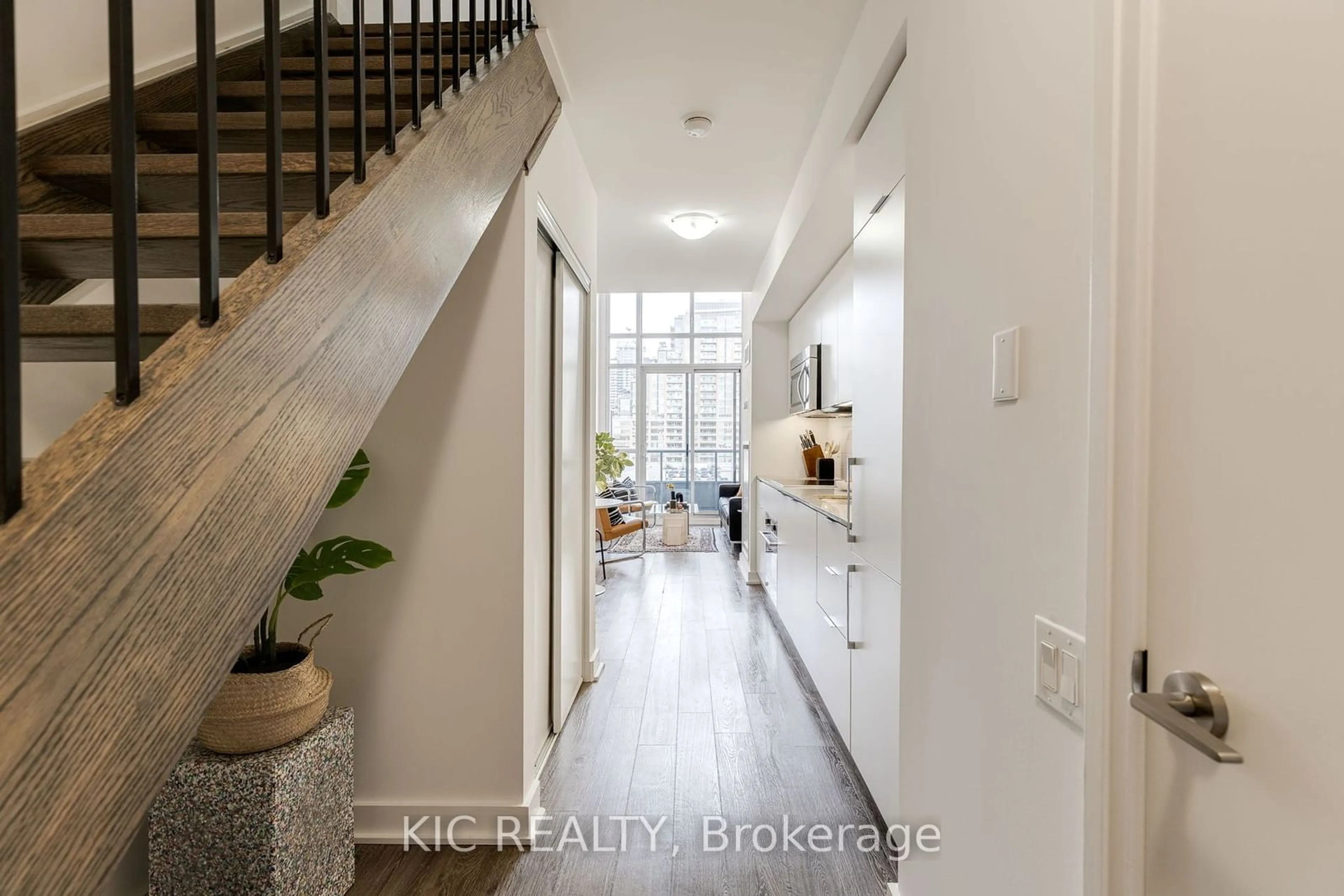 Indoor entryway, wood floors for 5 Hanna Ave #531, Toronto Ontario M6K 0B3