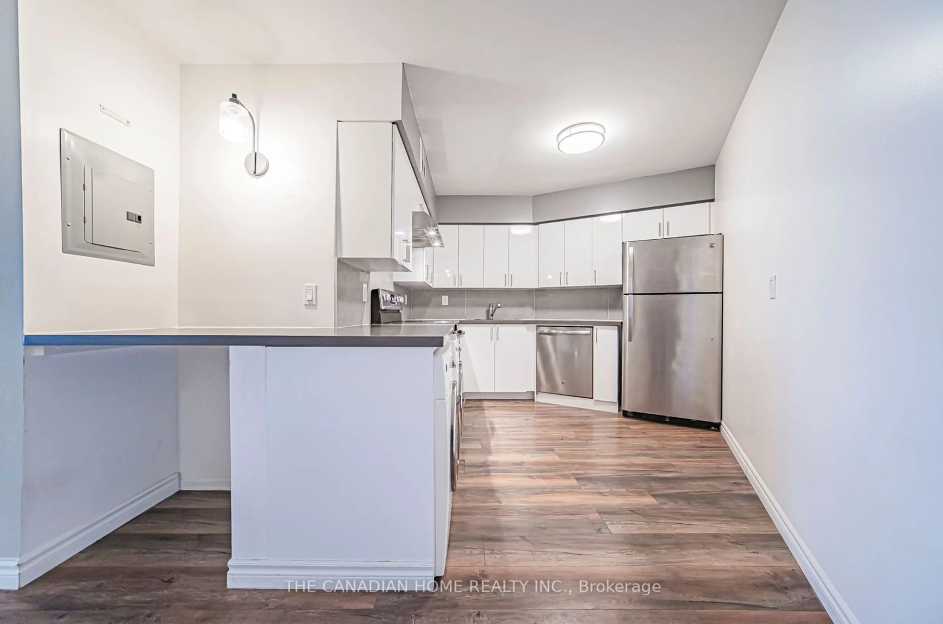 Standard kitchen, wood floors, cottage for 260 Queens Quay #1304, Toronto Ontario M5J 2N3