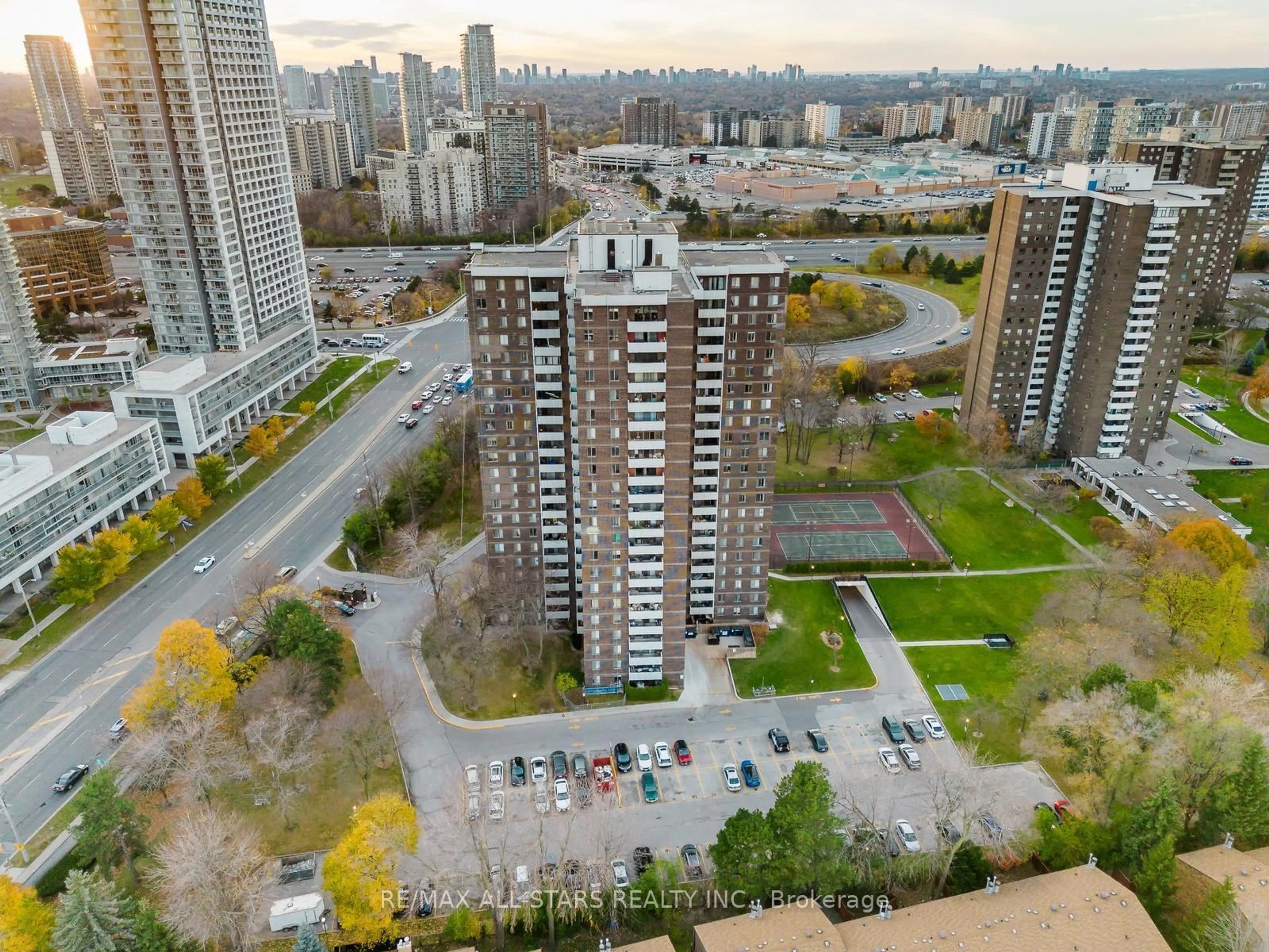 A pic from exterior of the house or condo, the view of city buildings for 1900 Sheppard Ave #1007, Toronto Ontario M2J 4T4