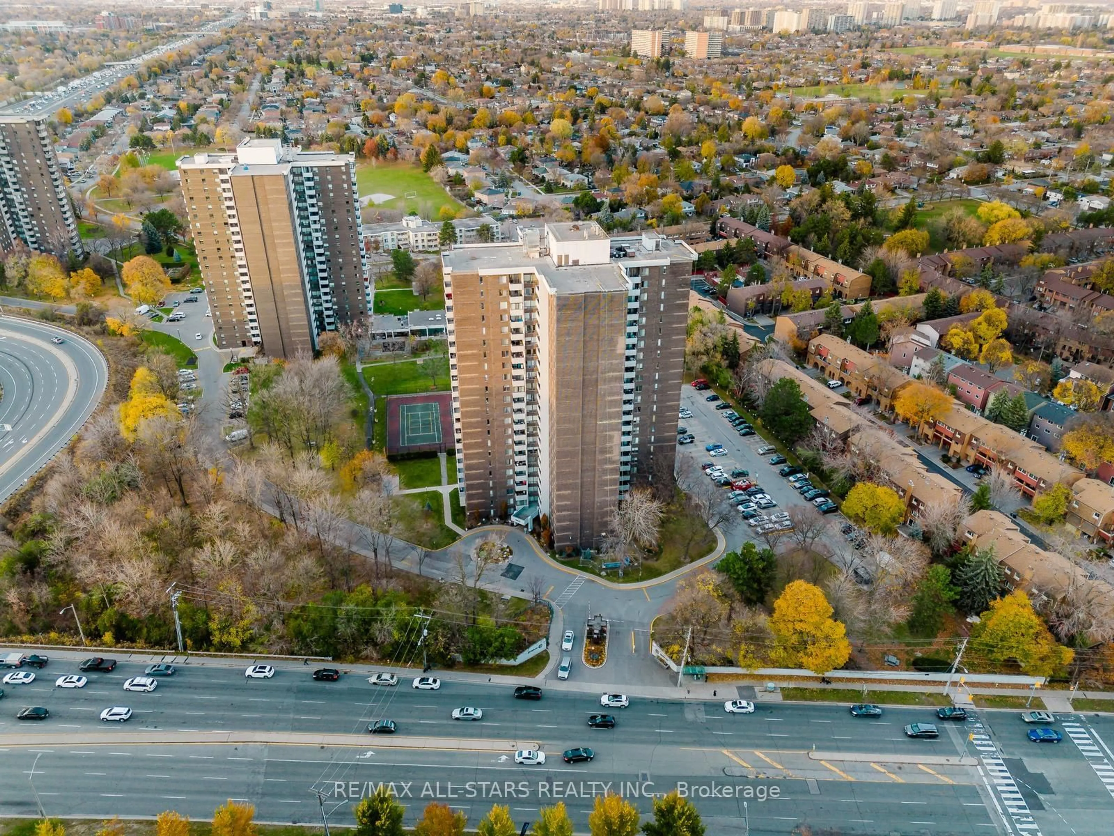 A pic from exterior of the house or condo, the view of city buildings for 1900 Sheppard Ave #1007, Toronto Ontario M2J 4T4