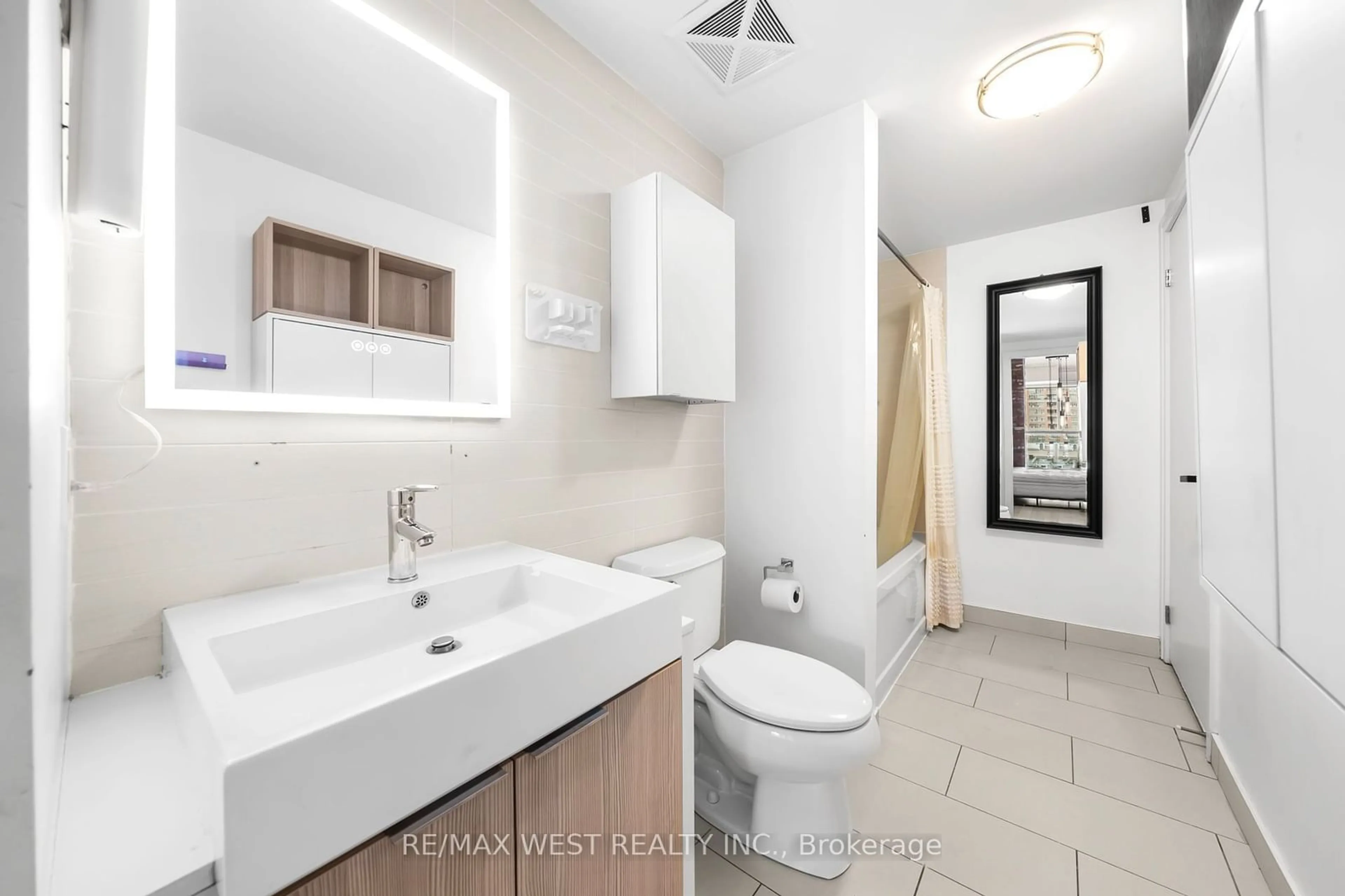 Standard bathroom, ceramic floors for 5 Hanna Ave #429, Toronto Ontario M6K 0B3