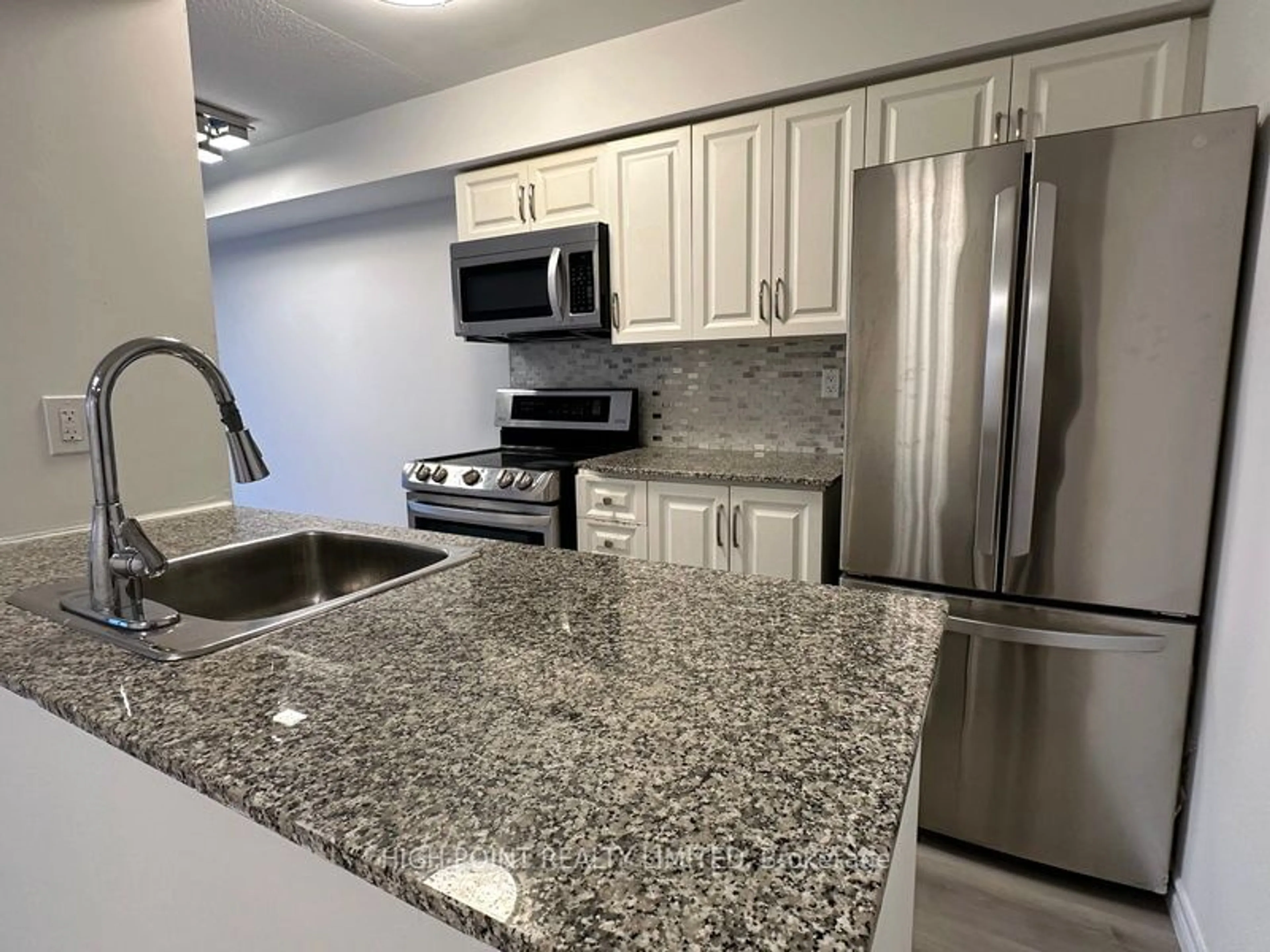 Standard kitchen for 801 Sheppard Ave #703, Toronto Ontario M3H 0A8