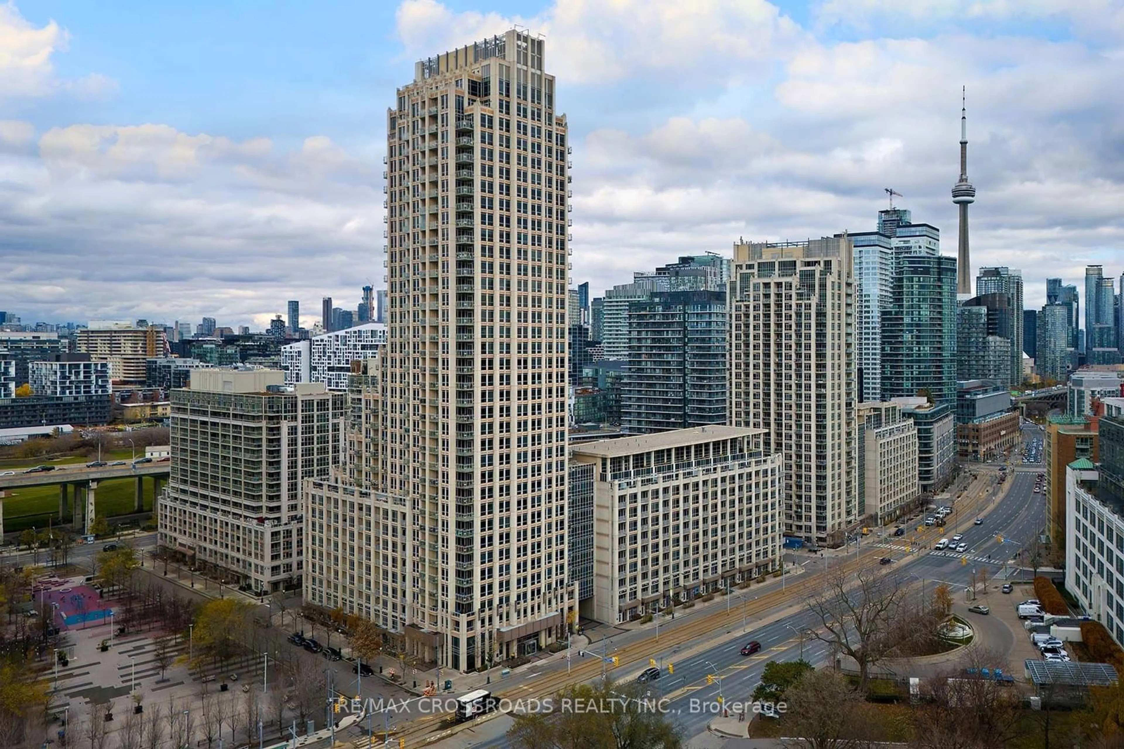 A pic from exterior of the house or condo, the view of city buildings for 628 Fleet St #510, Toronto Ontario M5V 1A8