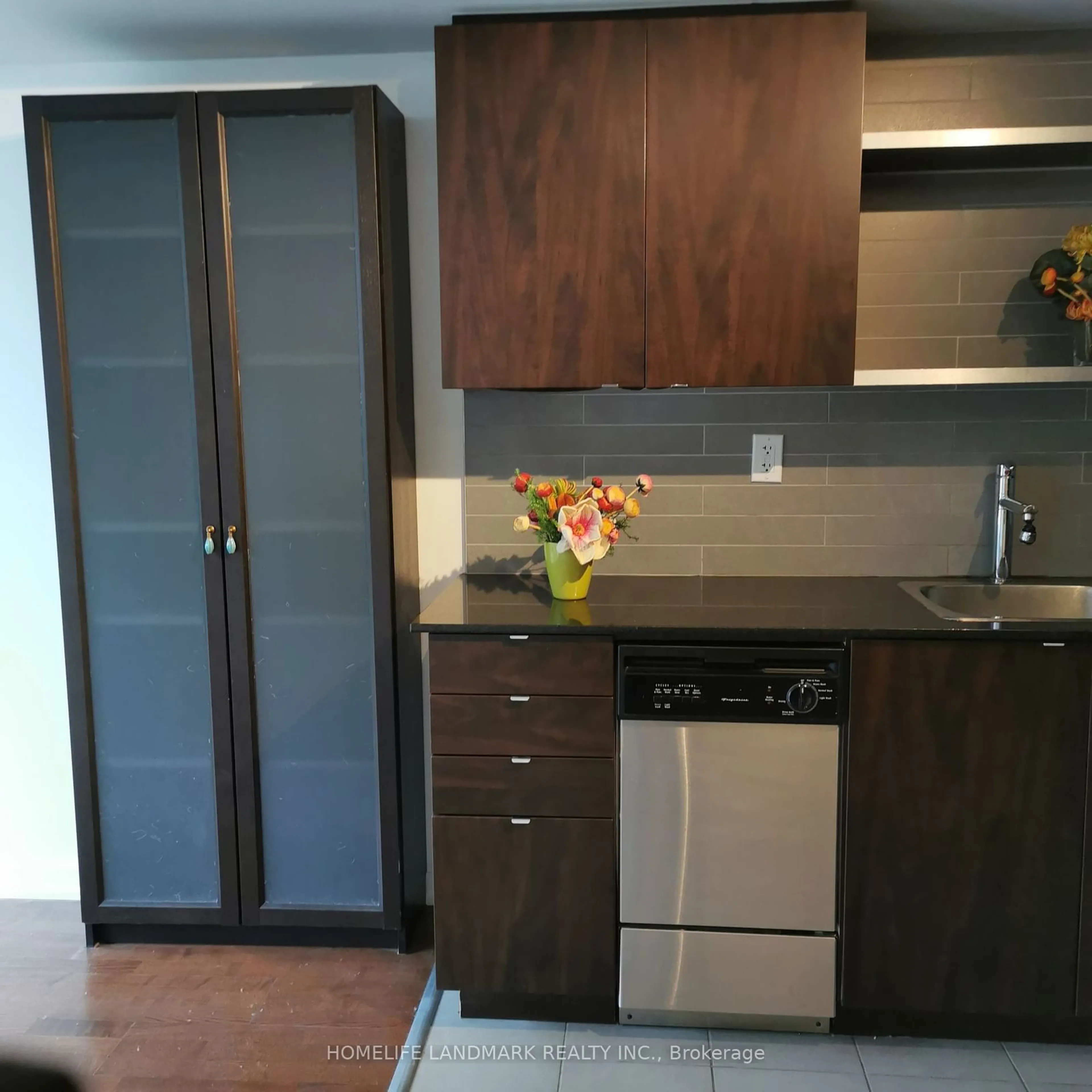 Standard kitchen for 33 Lombard St #201, Toronto Ontario M5C 3H8