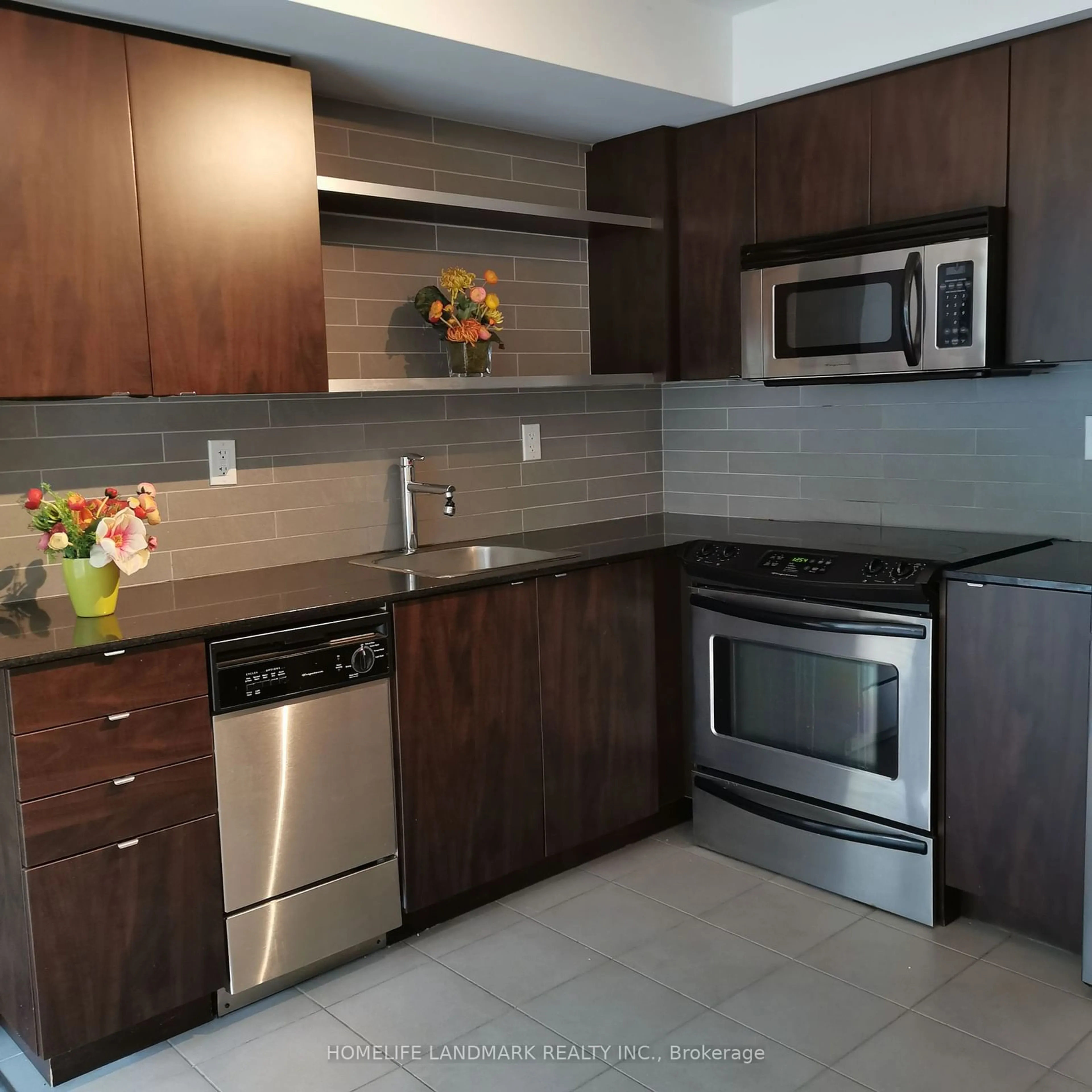 Standard kitchen for 33 Lombard St #201, Toronto Ontario M5C 3H8