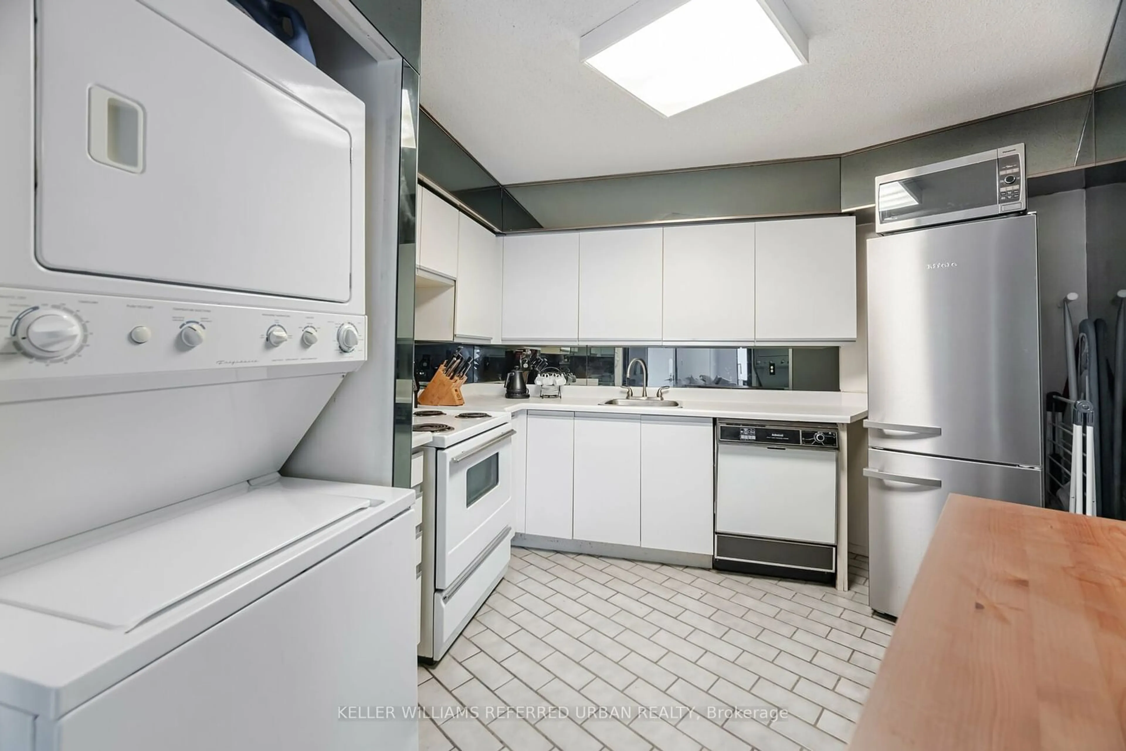 Standard kitchen, ceramic floors, cottage for 250 Queens Quay #703, Toronto Ontario M5J 2N2