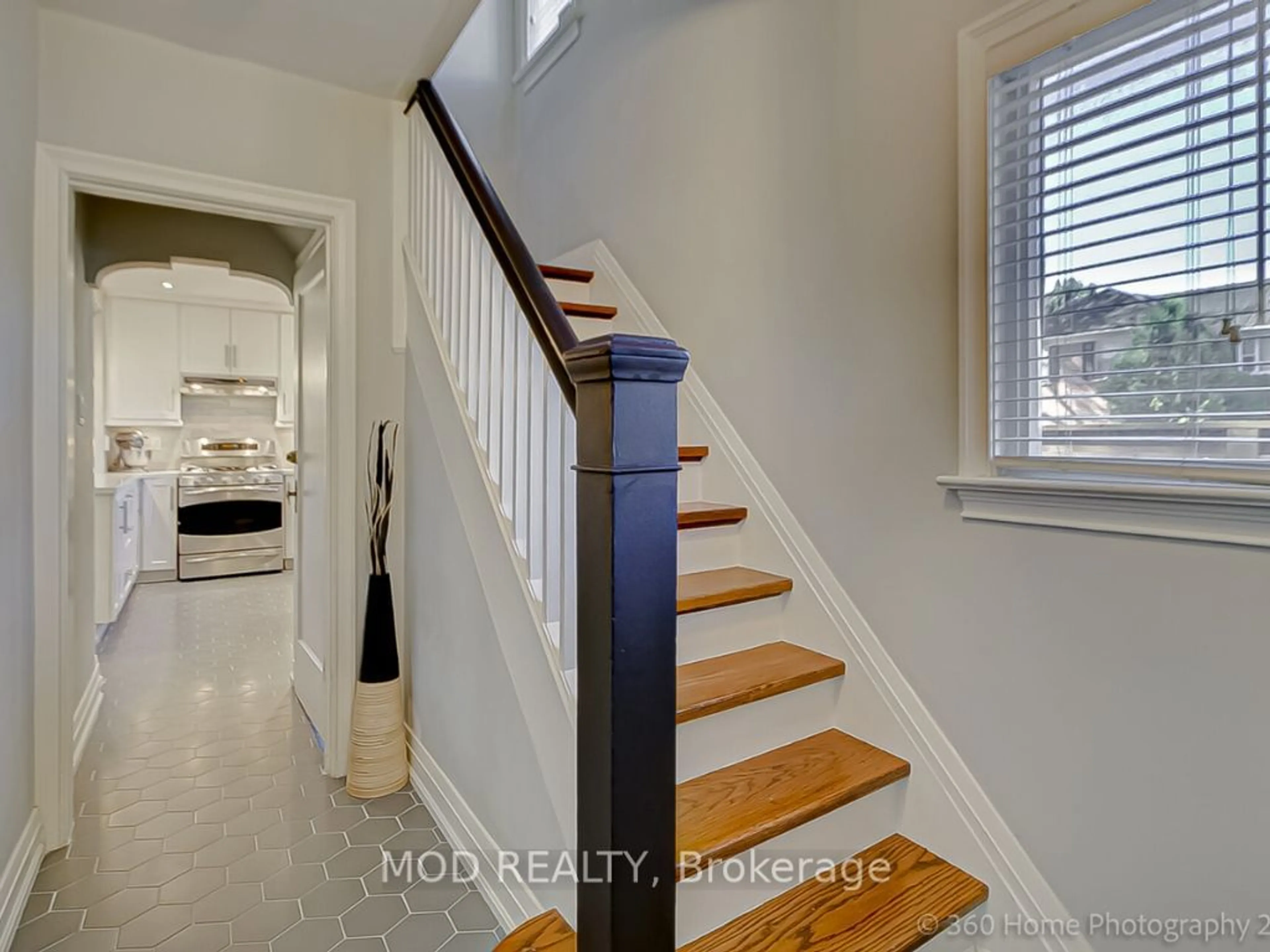 Indoor entryway, wood floors for 272 RUMSEY Rd, Toronto Ontario M4G 1P9