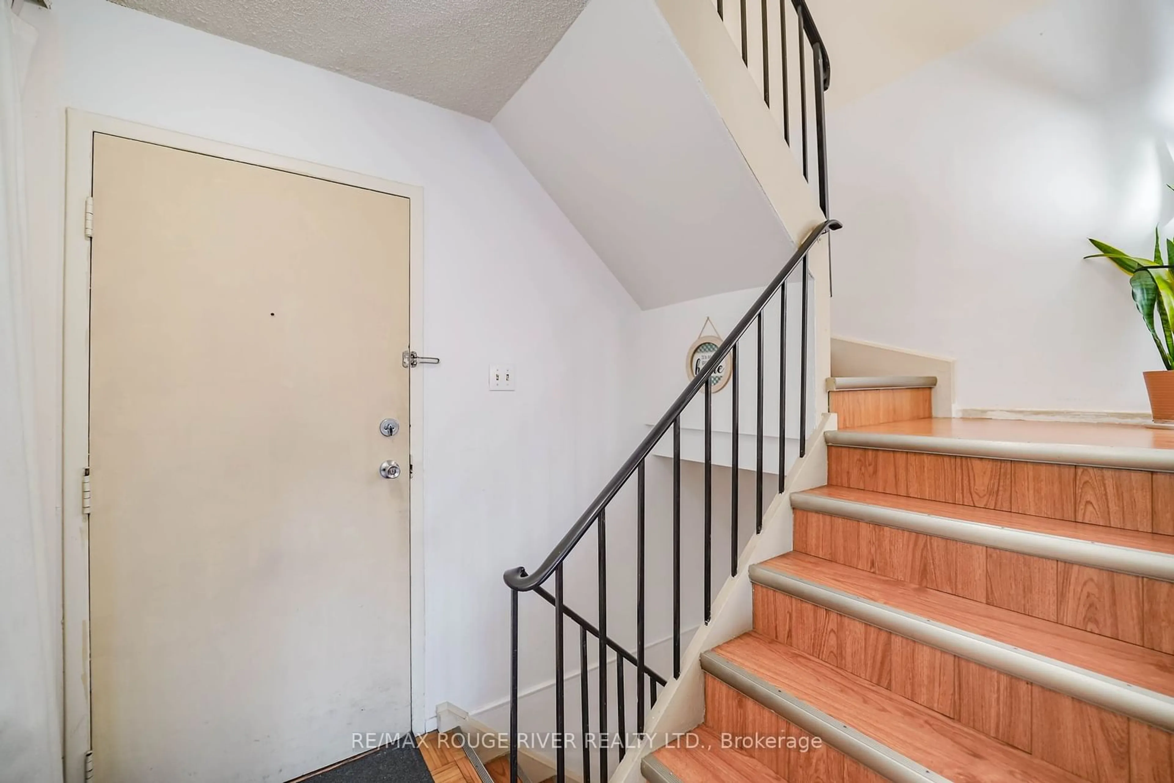 Stairs for 165 Cherokee Blvd #191, Toronto Ontario M2J 4T7