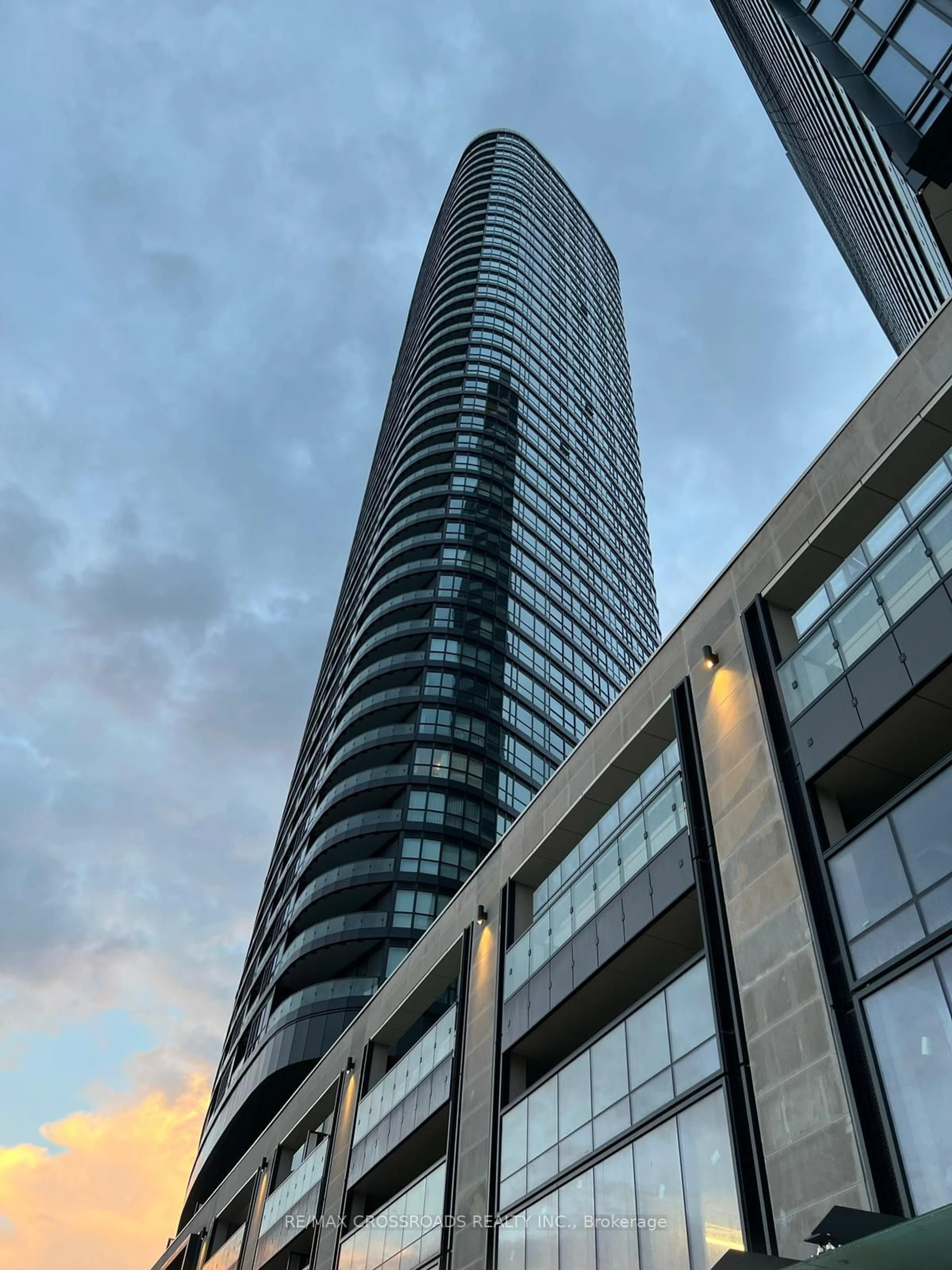 A pic from exterior of the house or condo, the view of city buildings for 585 Bloor St #3418, Toronto Ontario M4W 0B3