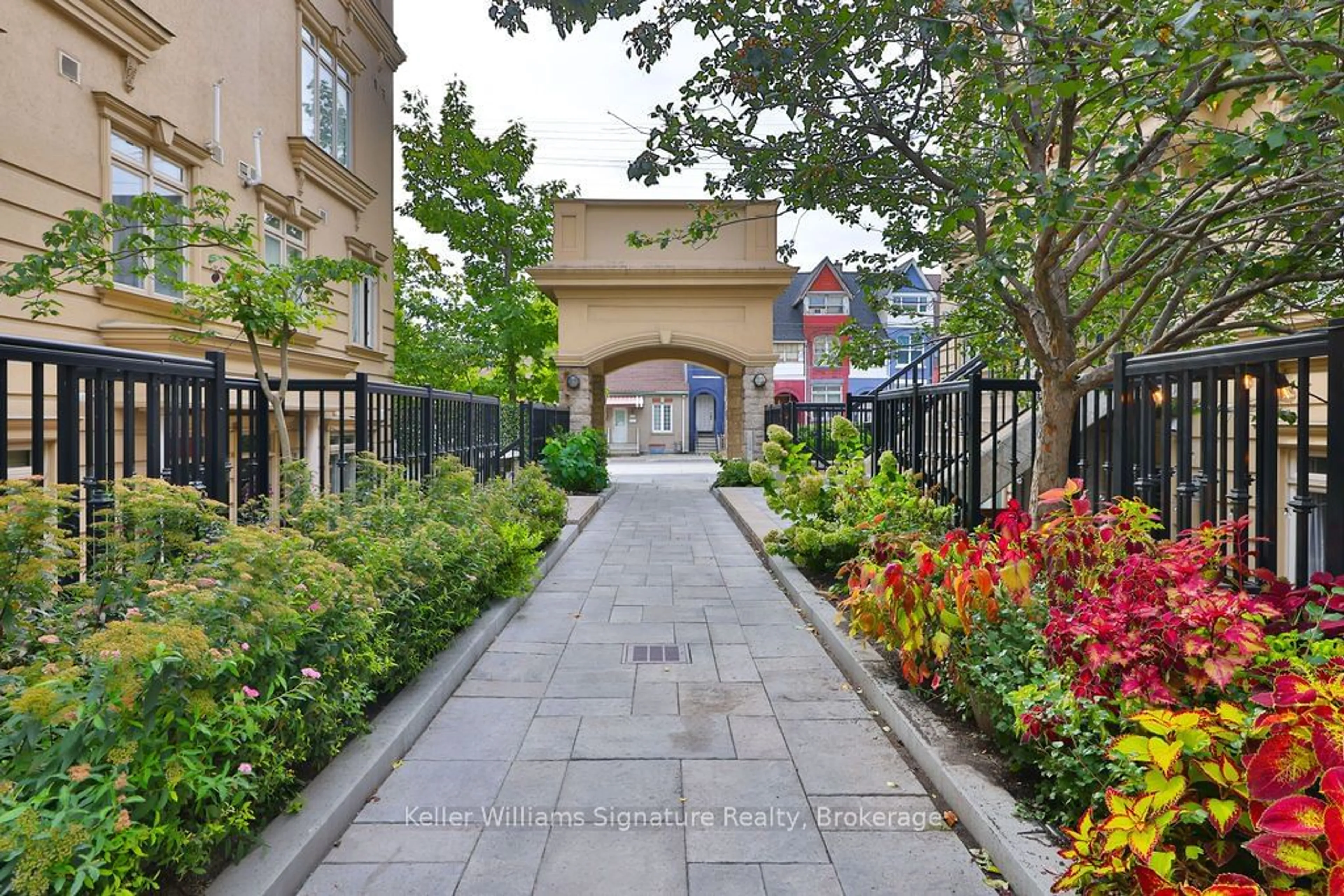 Patio, the street view for 98 Carr St #7, Toronto Ontario M5T 1B7