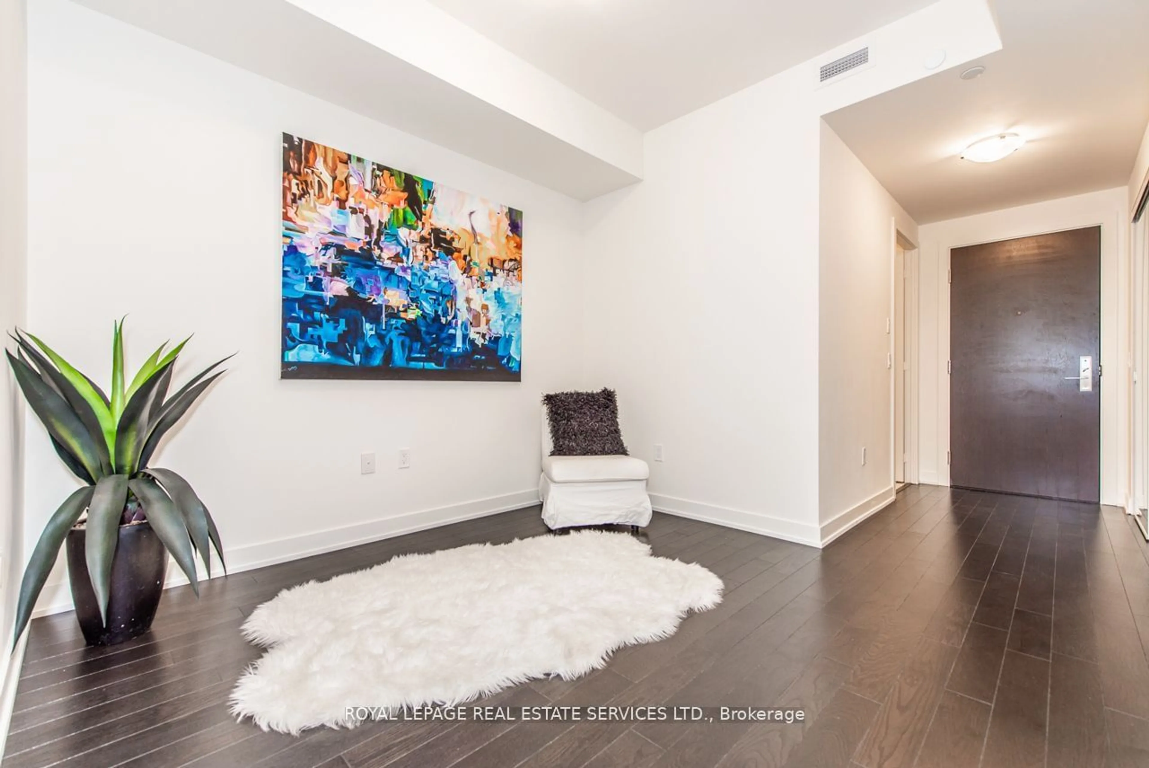 Indoor entryway, wood floors for 330 Richmond St #2116, Toronto Ontario M5V 1X2