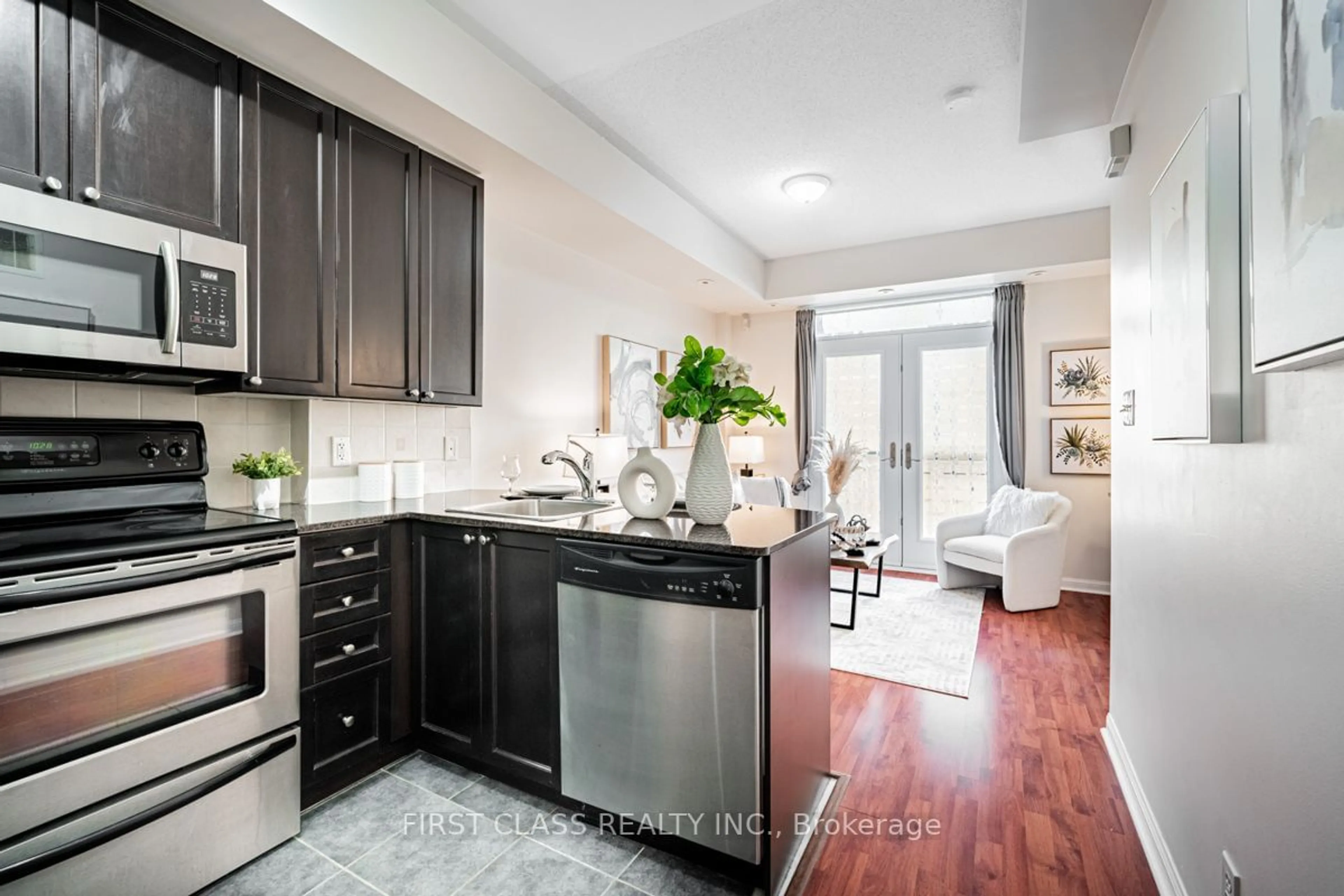 Open concept kitchen for 78 Carr St #25, Toronto Ontario M5T 1B7