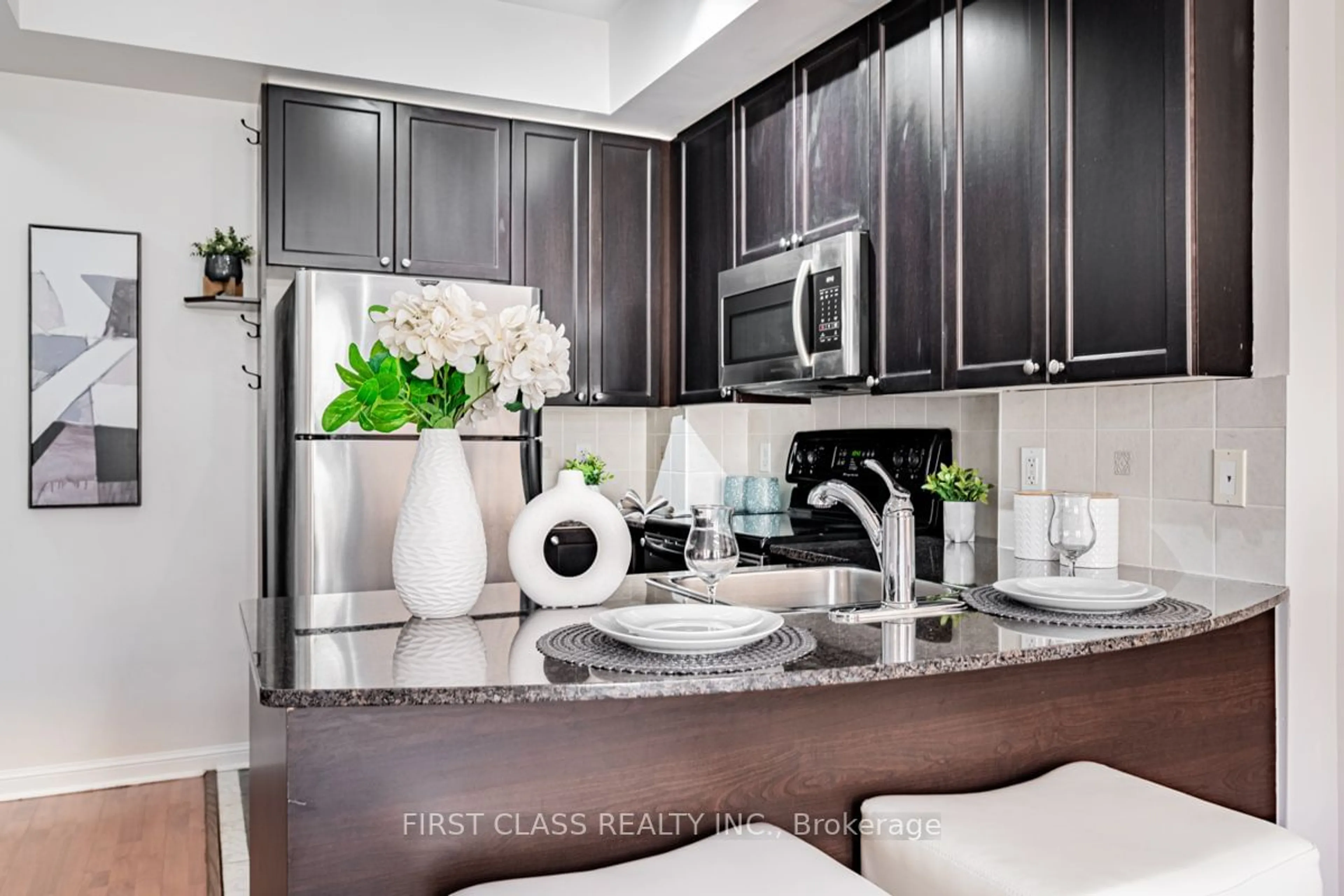 Contemporary kitchen, ceramic floors, mountain for 78 Carr St #25, Toronto Ontario M5T 1B7