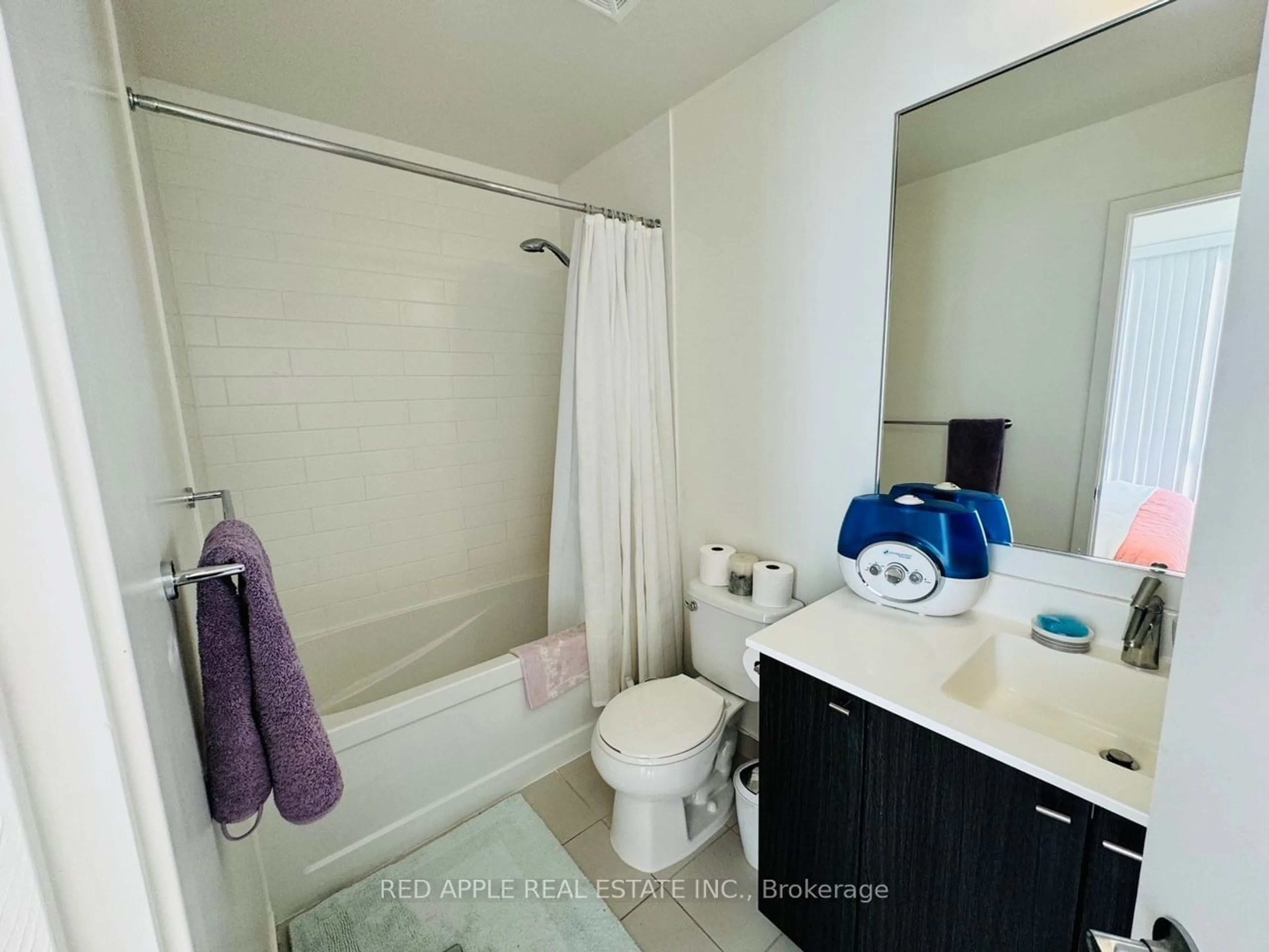 Standard bathroom for 18 Rean Dr #306, Toronto Ontario M2K 0C7