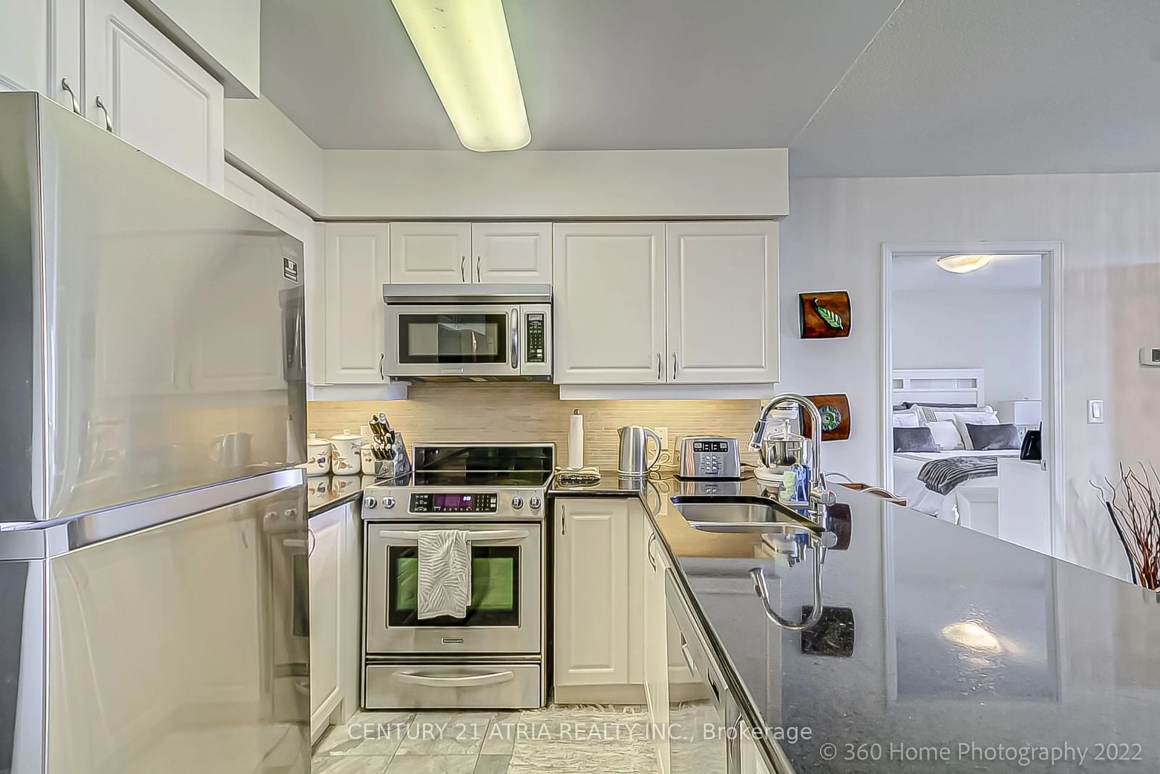 Standard kitchen, wood floors, cottage for 35 Hollywood Ave #2321, Toronto Ontario M2N 0A9