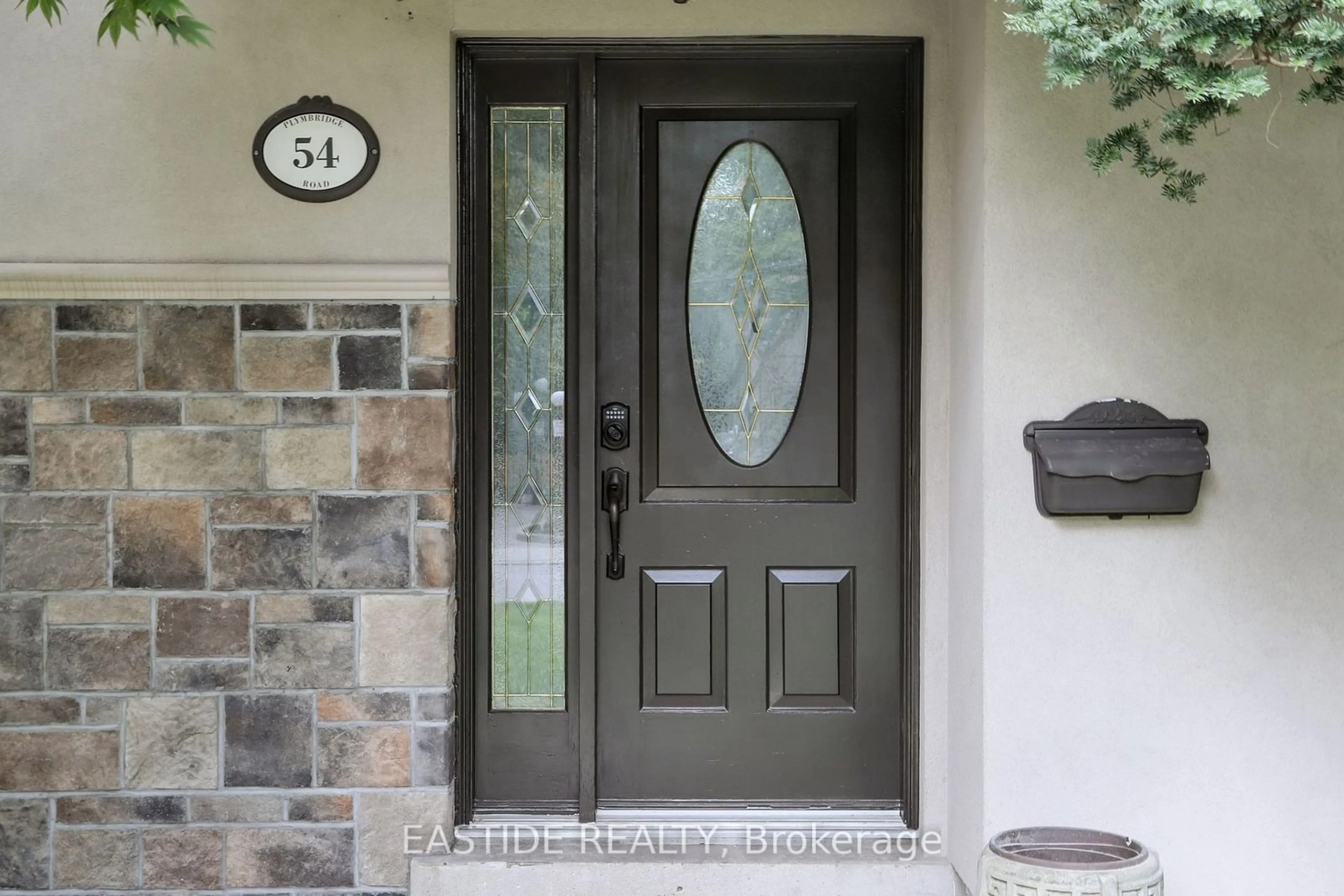 Indoor entryway, wood floors for 54 Plymbridge Rd, Toronto Ontario M2P 1A3