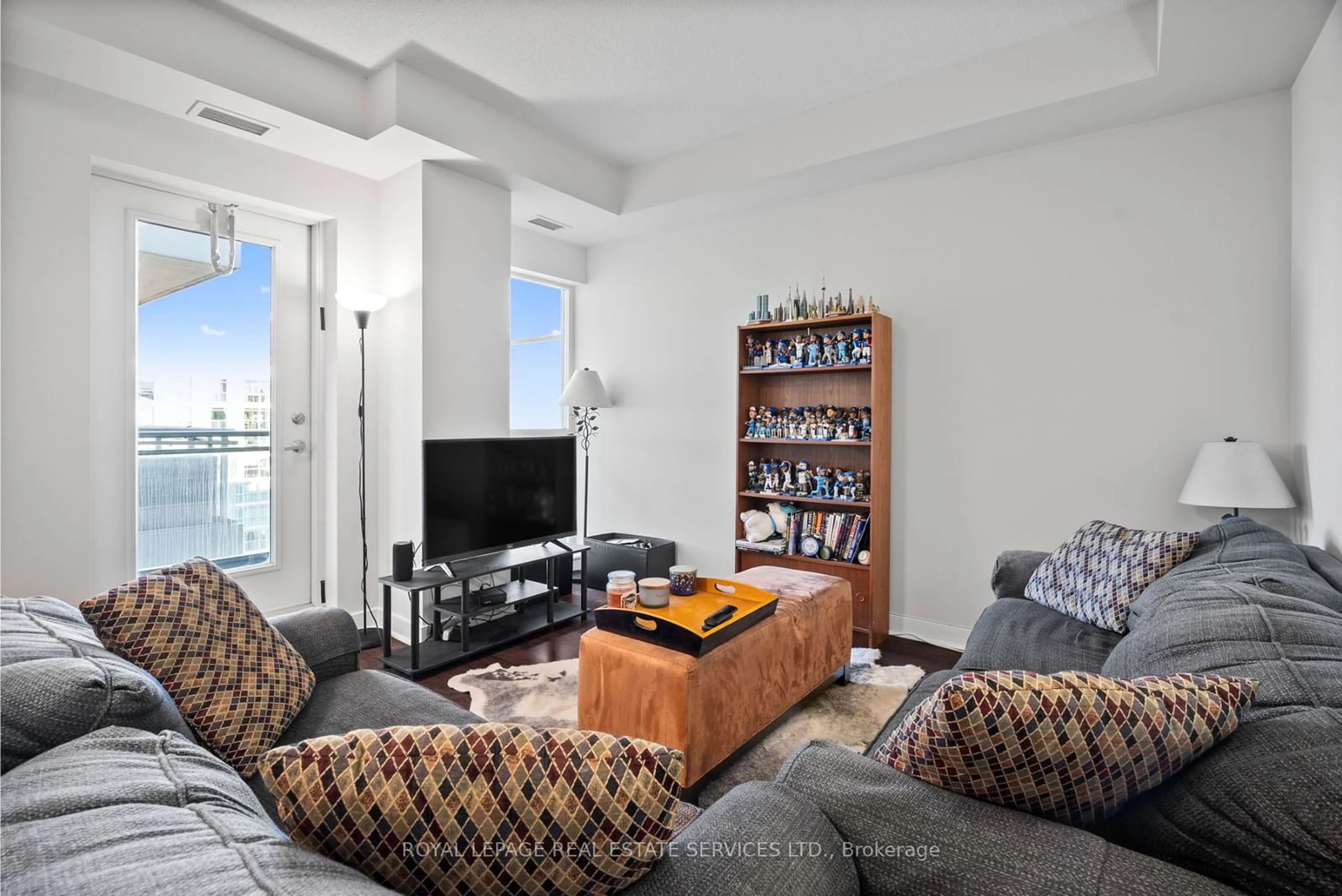 Living room, carpet floors for 100 Western Battery Rd #LPH10, Toronto Ontario M6K 3S2