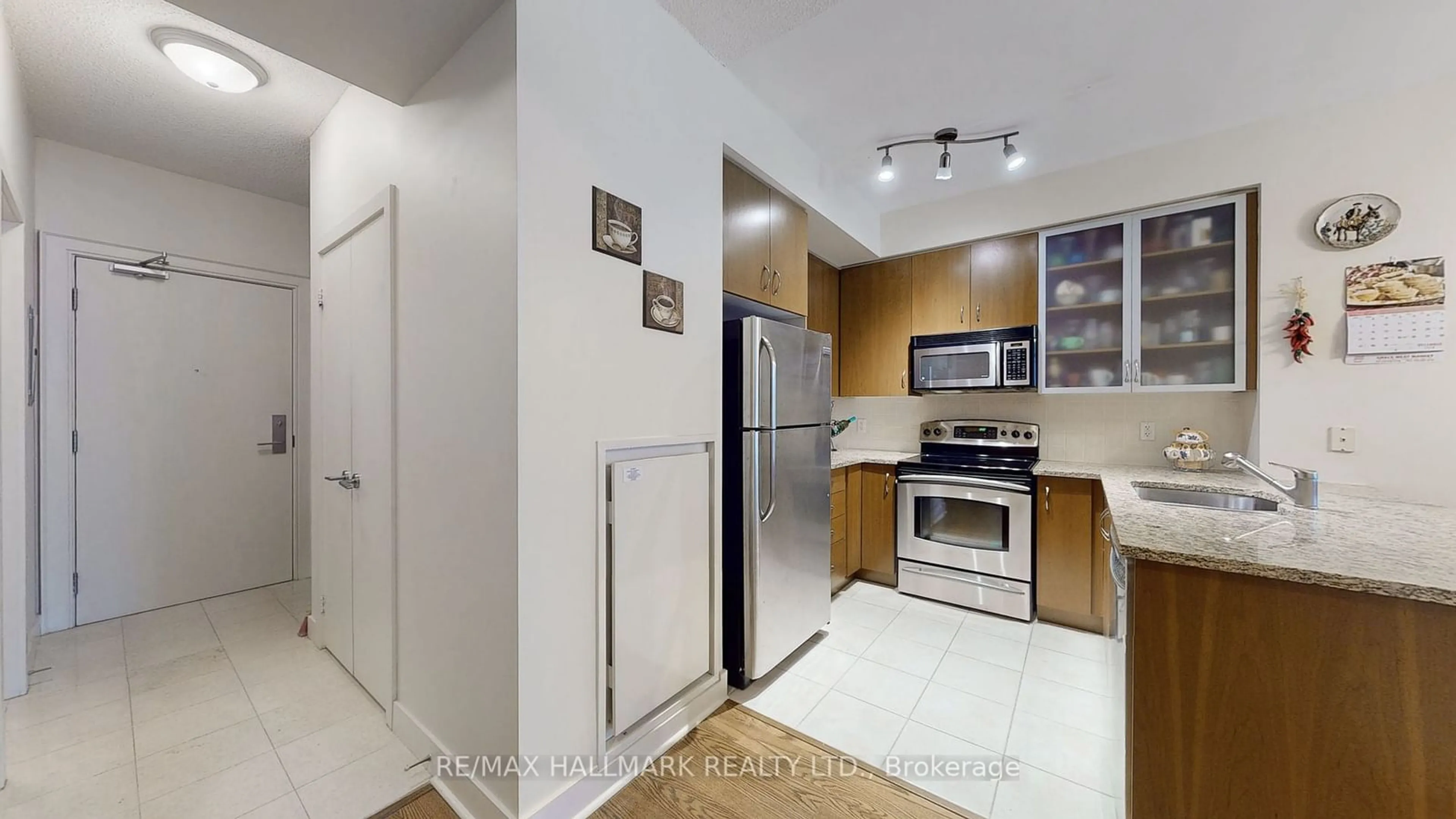 Standard kitchen, wood floors for 438 King St #414, Toronto Ontario M5V 3T9