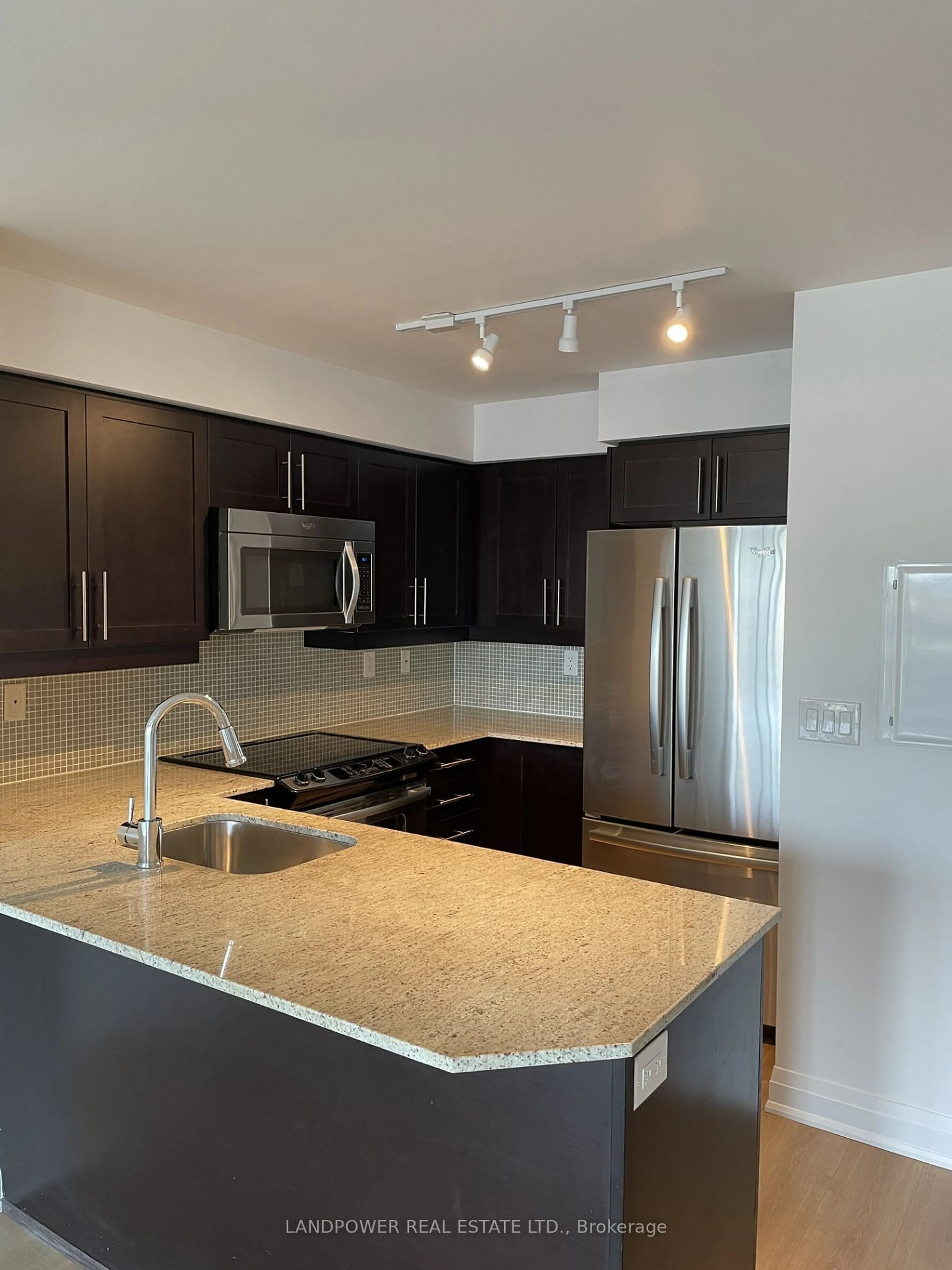 Standard kitchen for 125 Western Battery Rd #1213, Toronto Ontario M6K 3R8