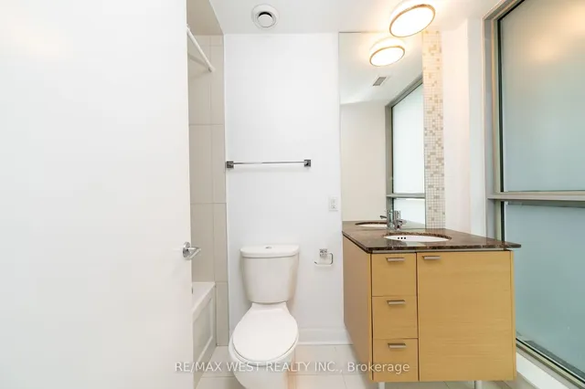 Additional property image - 375 King St Unit 807