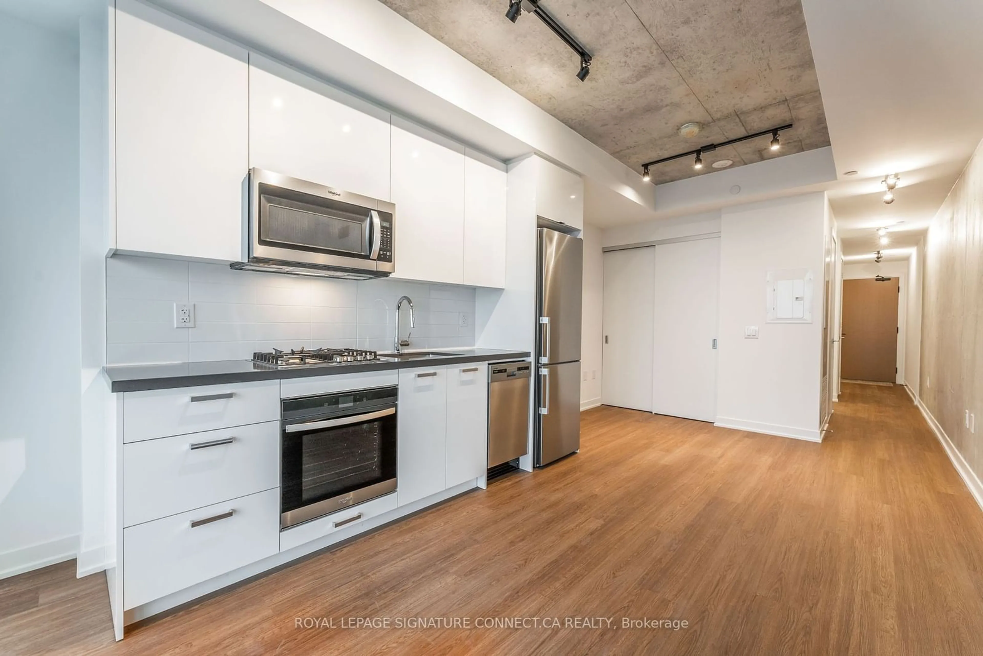 Standard kitchen, wood floors for 195 McCaul St #1415, Toronto Ontario M5T 1W6