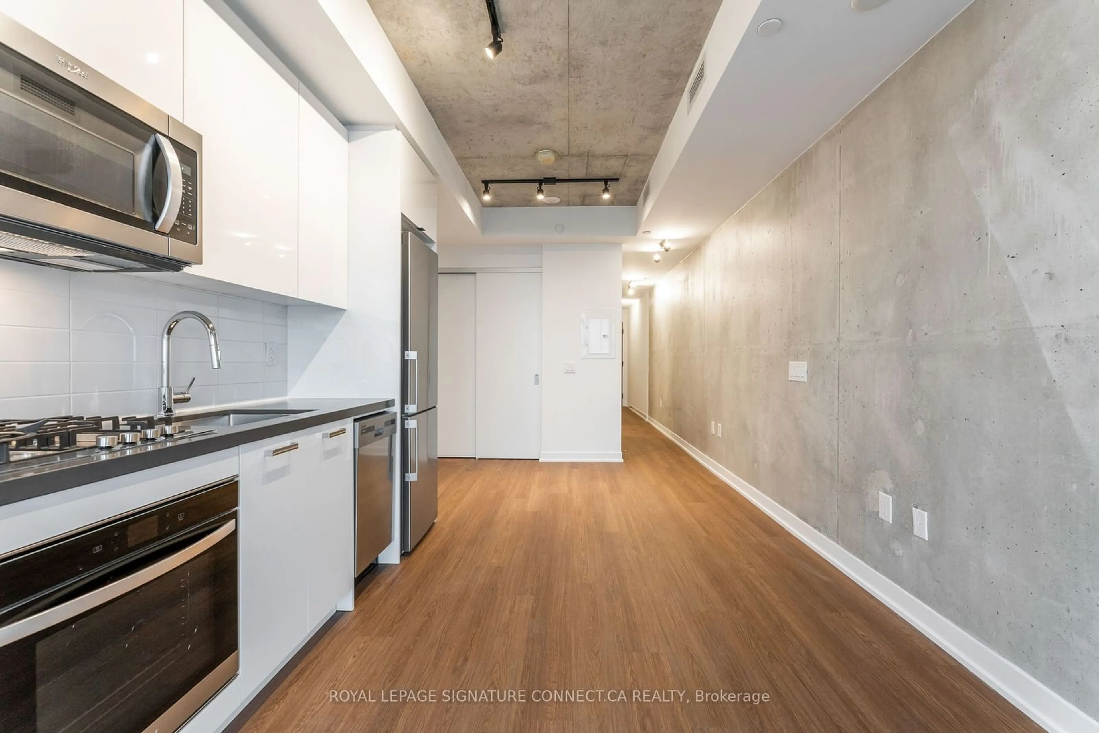 Standard kitchen, wood floors for 195 McCaul St #1415, Toronto Ontario M5T 1W6