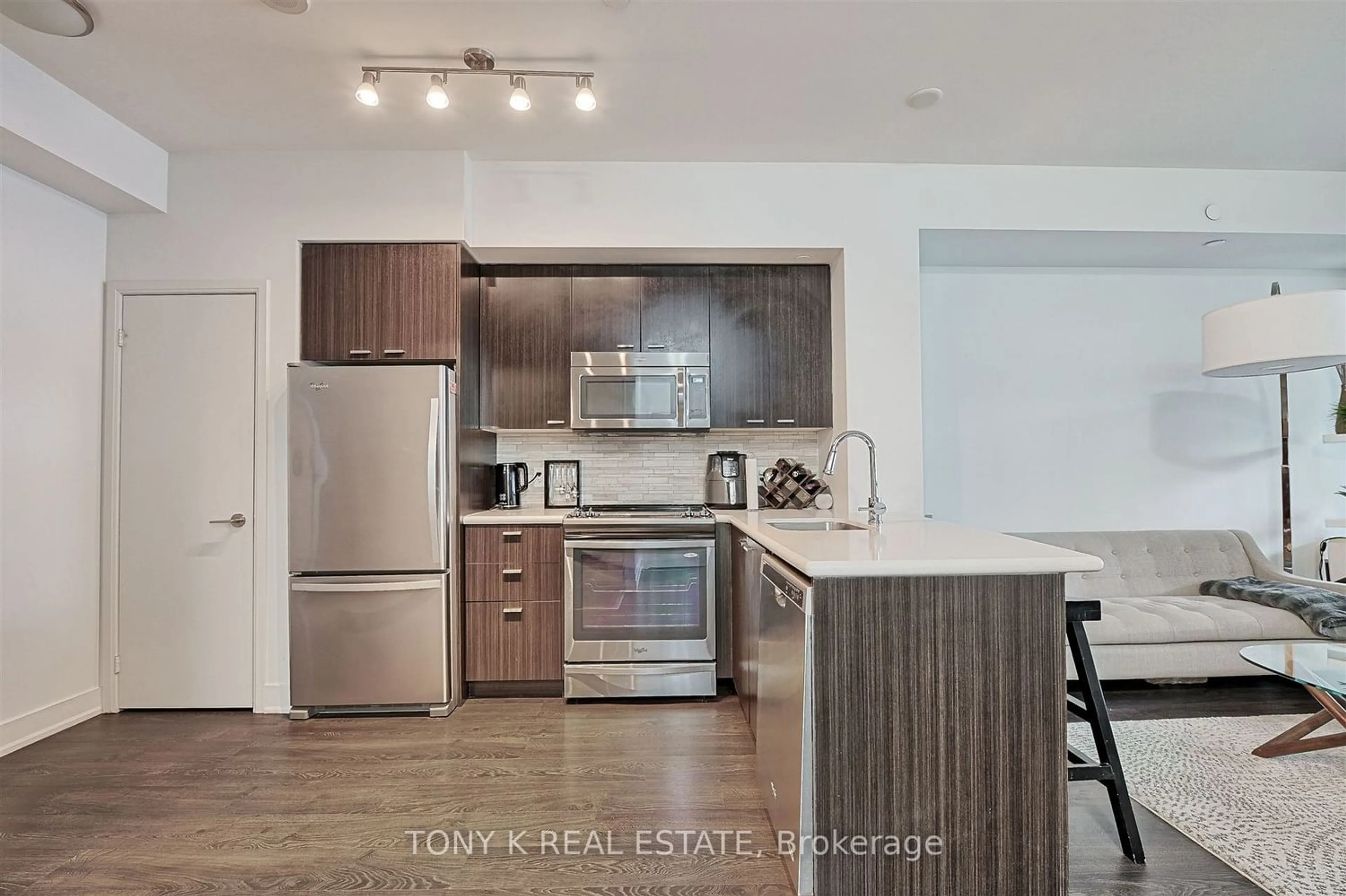 Open concept kitchen for 30 Roehampton Ave #609, Toronto Ontario M4P 0B9