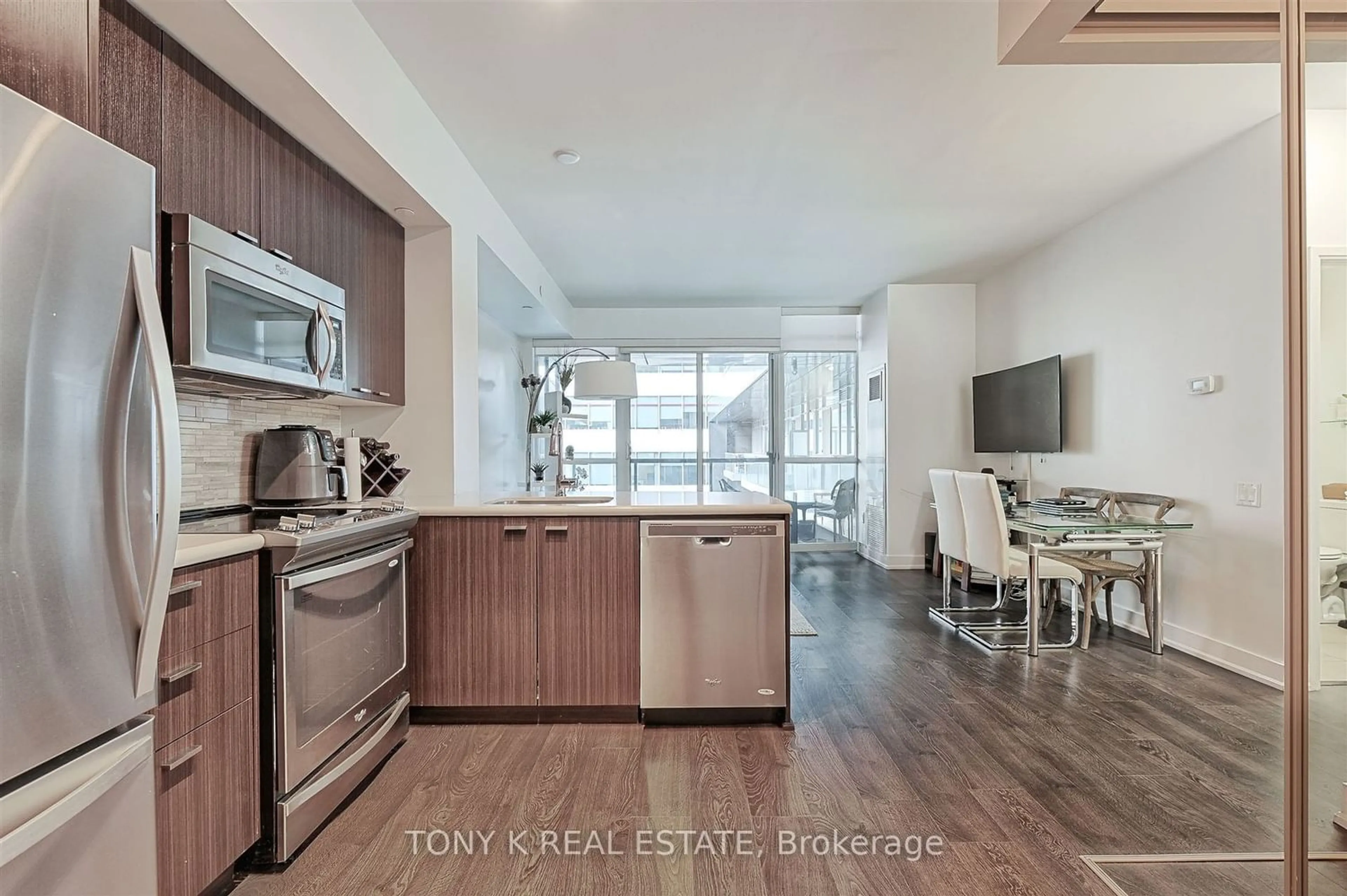 Open concept kitchen for 30 Roehampton Ave #609, Toronto Ontario M4P 0B9