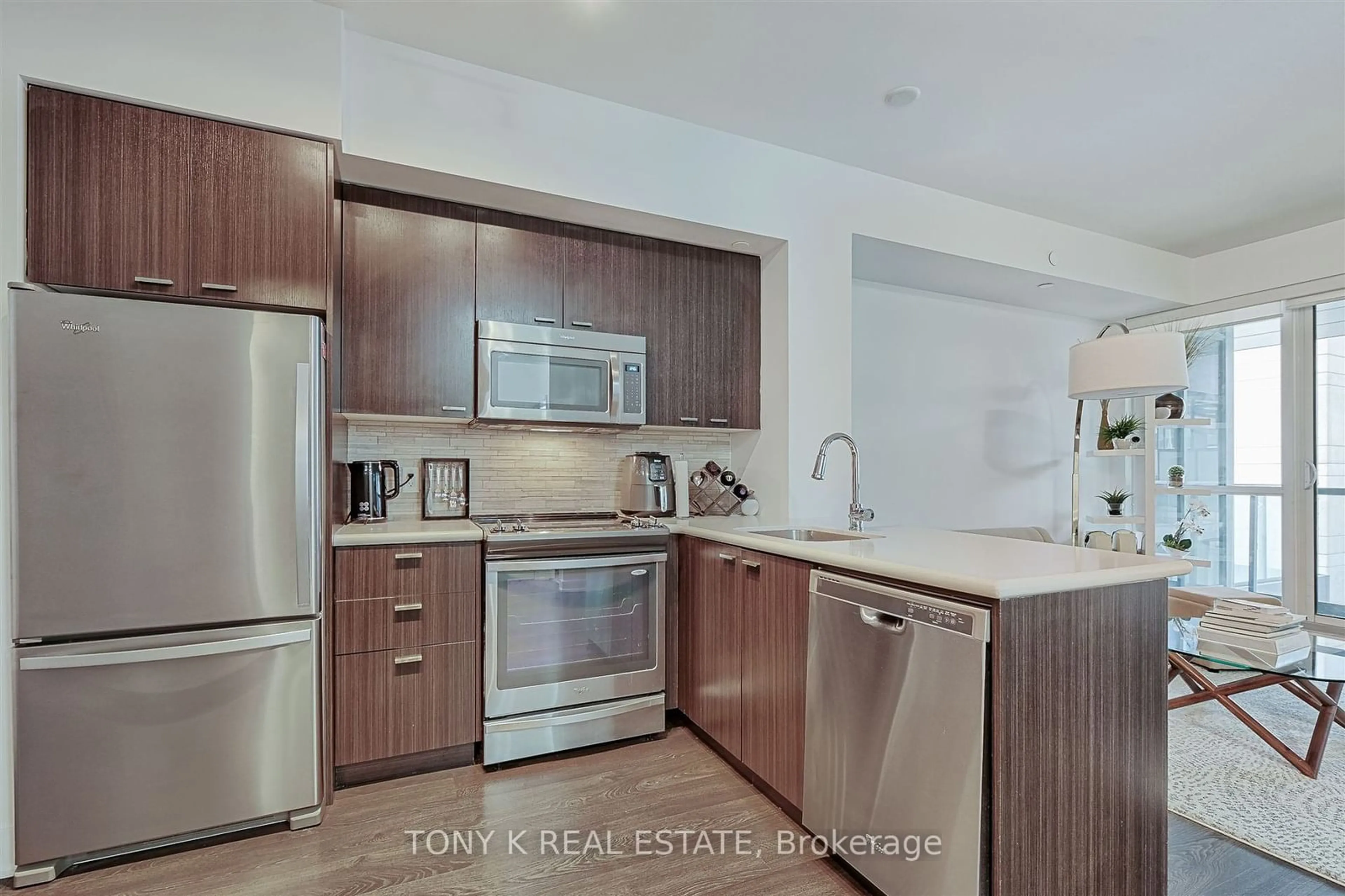 Standard kitchen for 30 Roehampton Ave #609, Toronto Ontario M4P 0B9