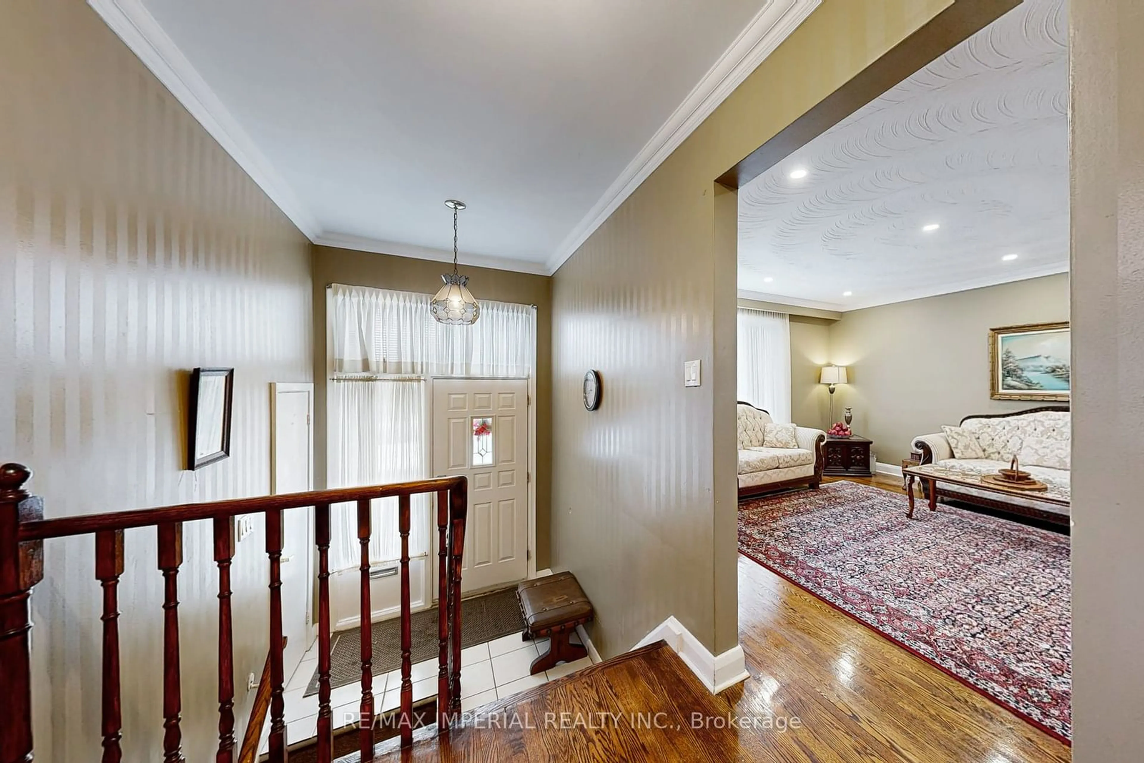 Indoor entryway, wood floors for 10 Burke St, Toronto Ontario M2M 1V2