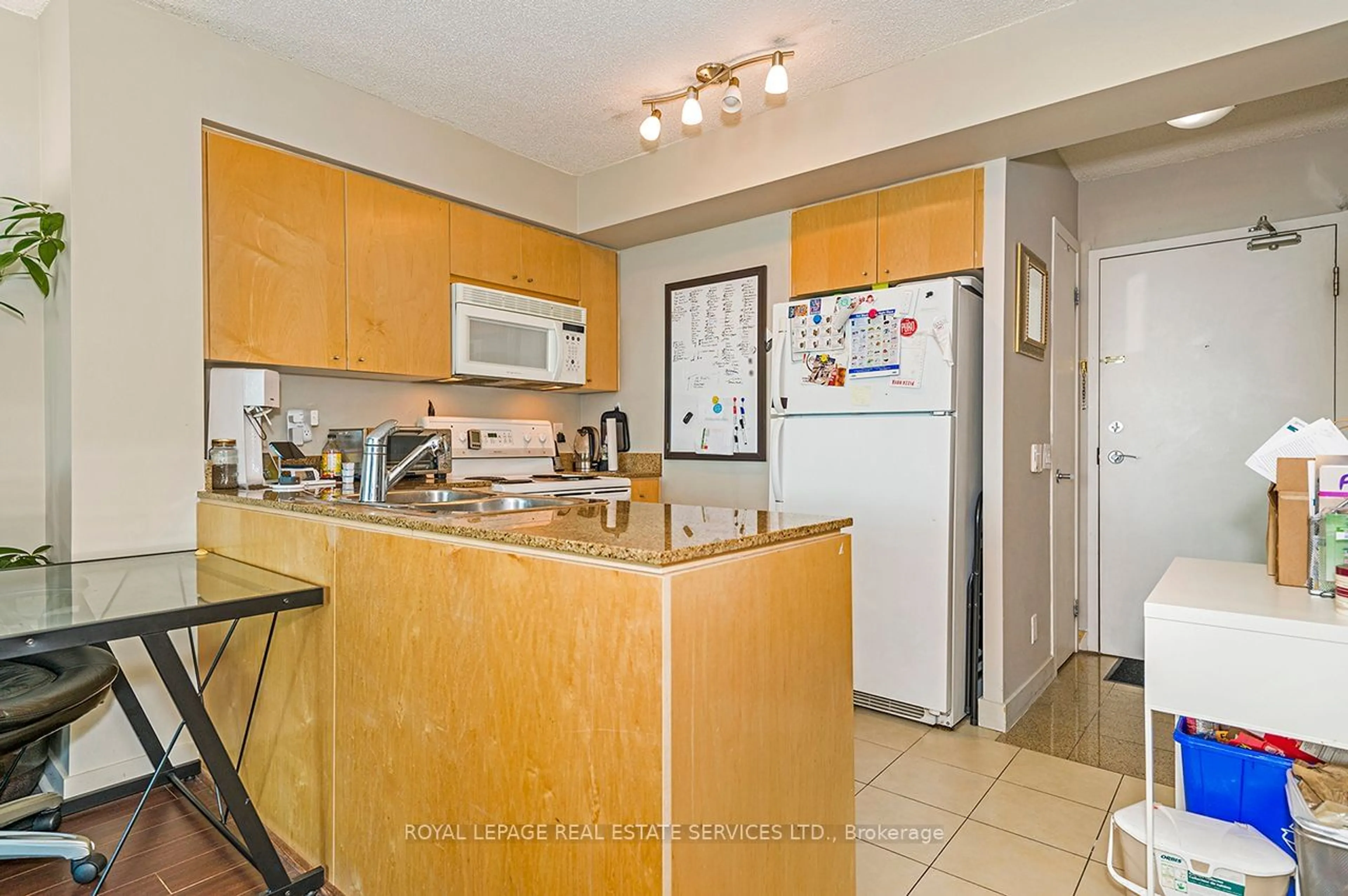 Standard kitchen for 373 Front St #2601, Toronto Ontario M5V 3R7