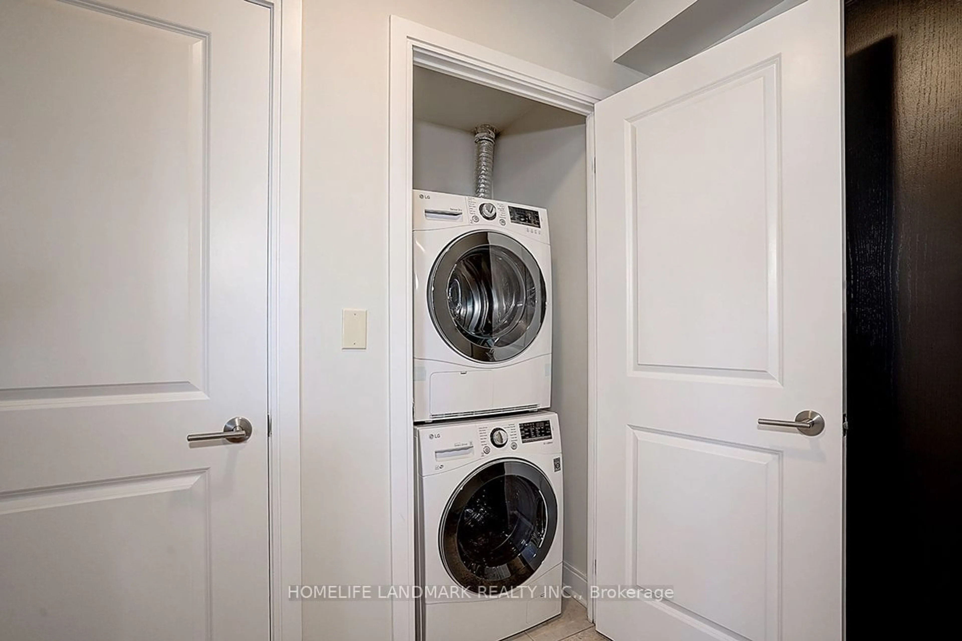 Laundry room for 18 Yorkville Ave #2109, Toronto Ontario M4W 1L4