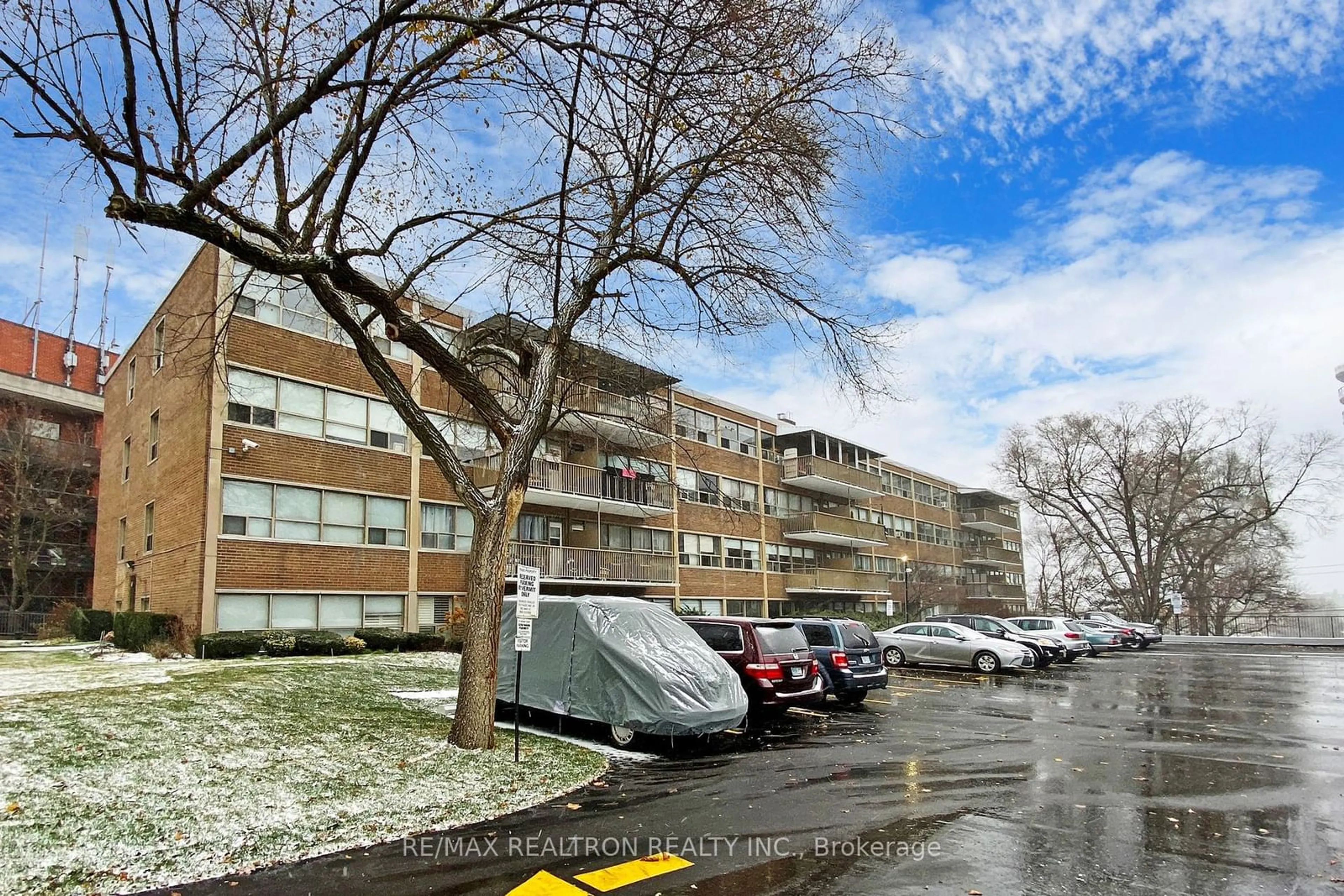 A pic from exterior of the house or condo, the front or back of building for 160 The Donway #207, Toronto Ontario M3C 2G1