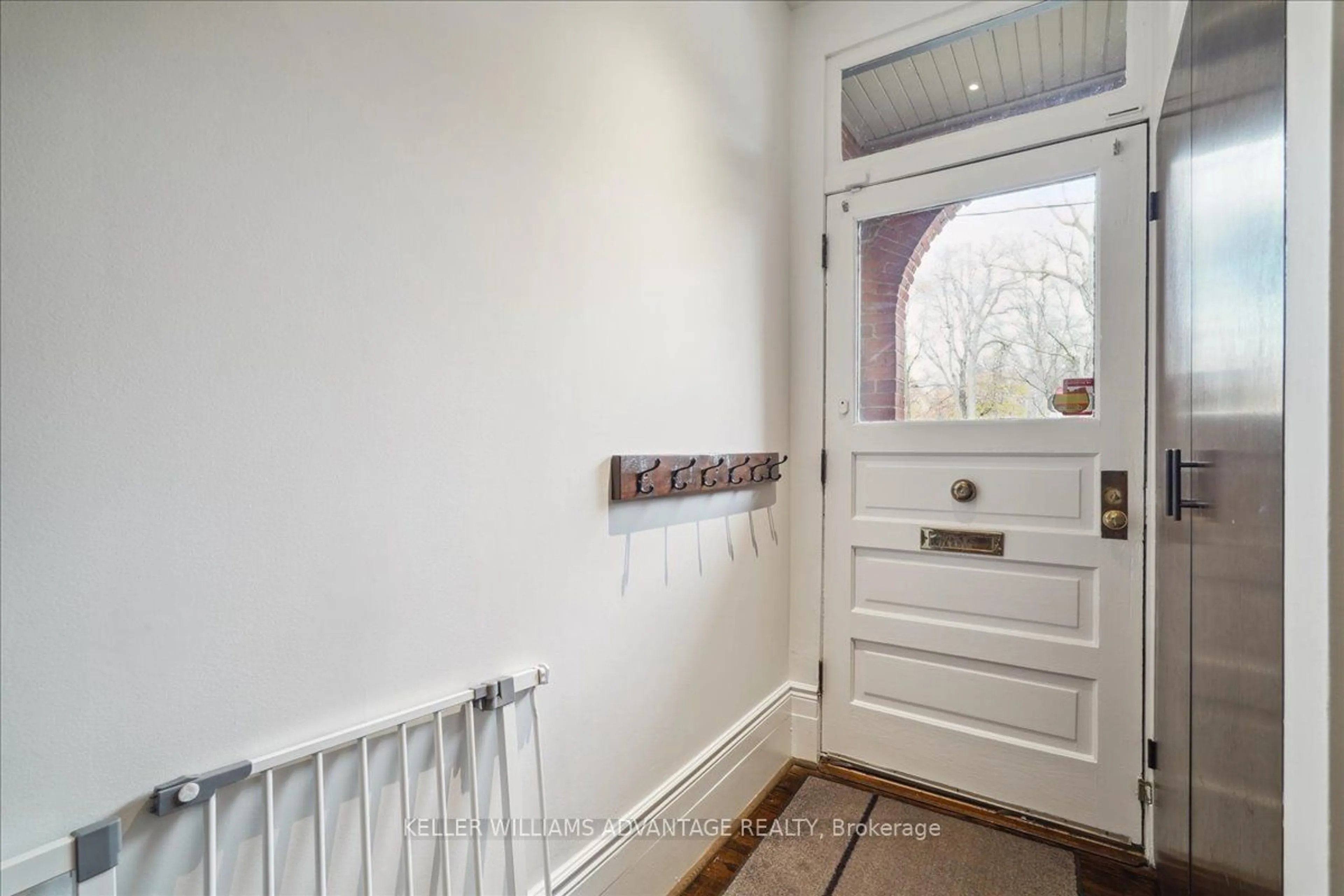 Indoor entryway, wood floors for 401 Carlton St, Toronto Ontario M5A 2M3