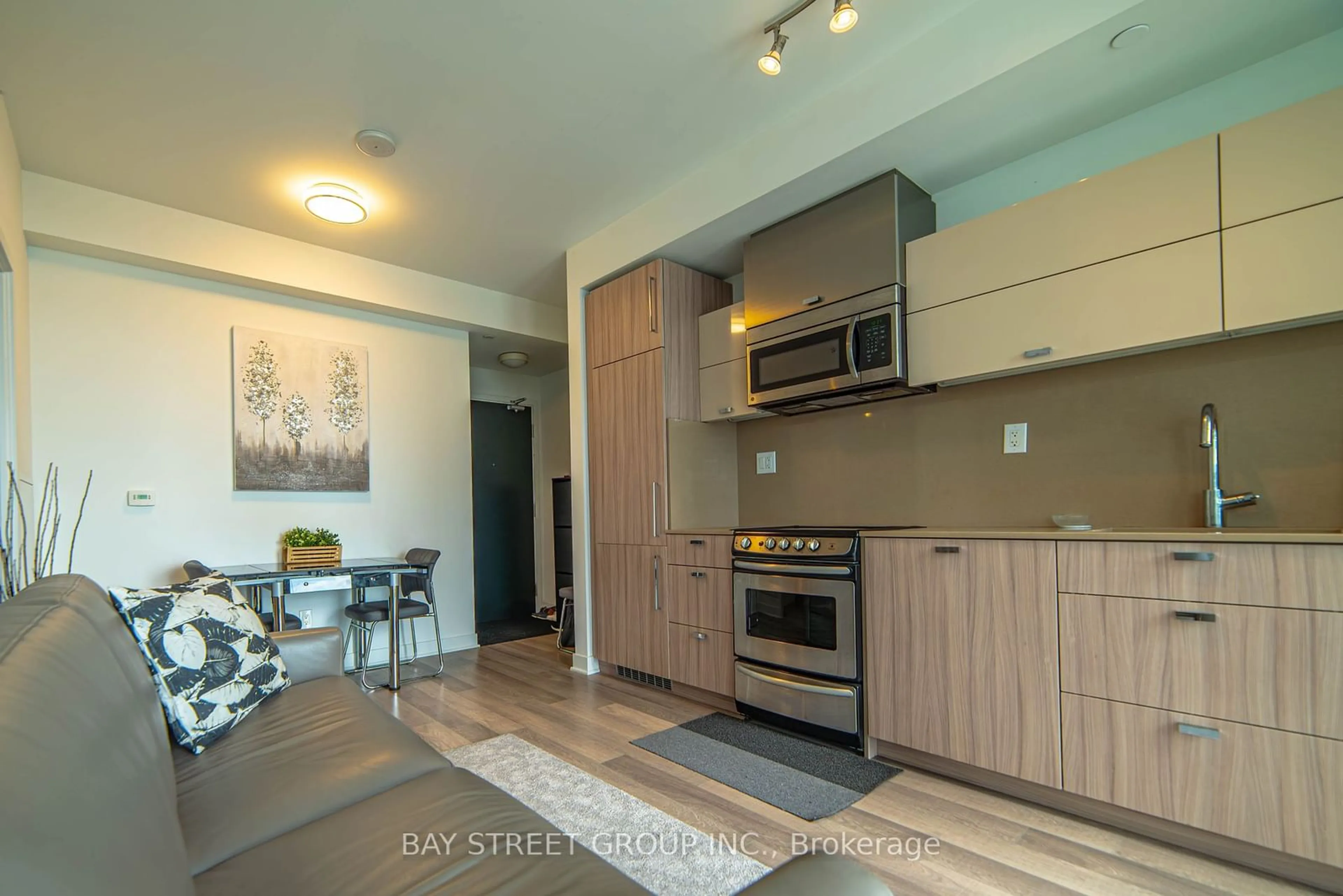 Open concept kitchen for 290 Adelaide St #3112, Toronto Ontario M5V 0P3