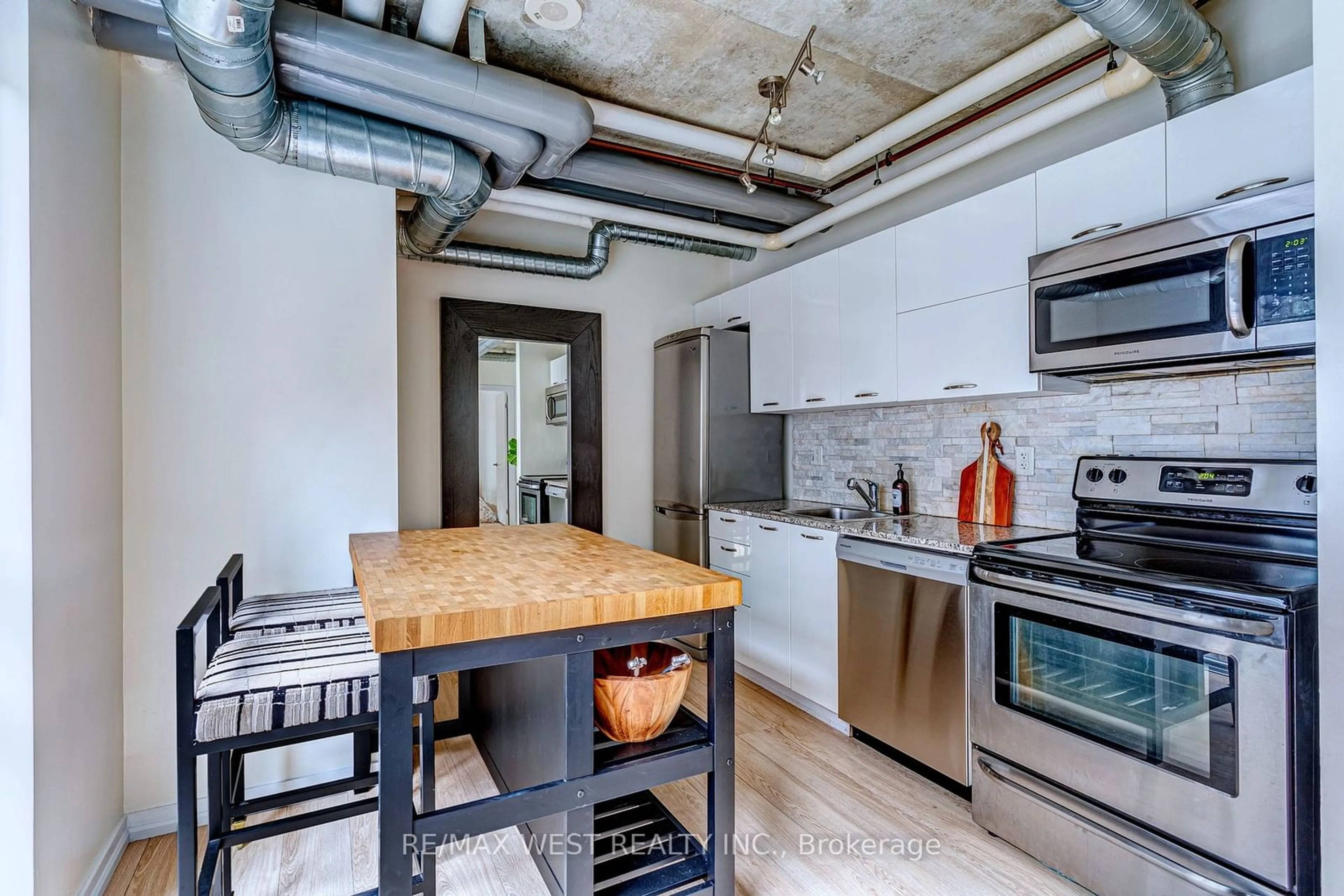 Open concept kitchen for 170 Sudbury St #407, Toronto Ontario M6J 0A1