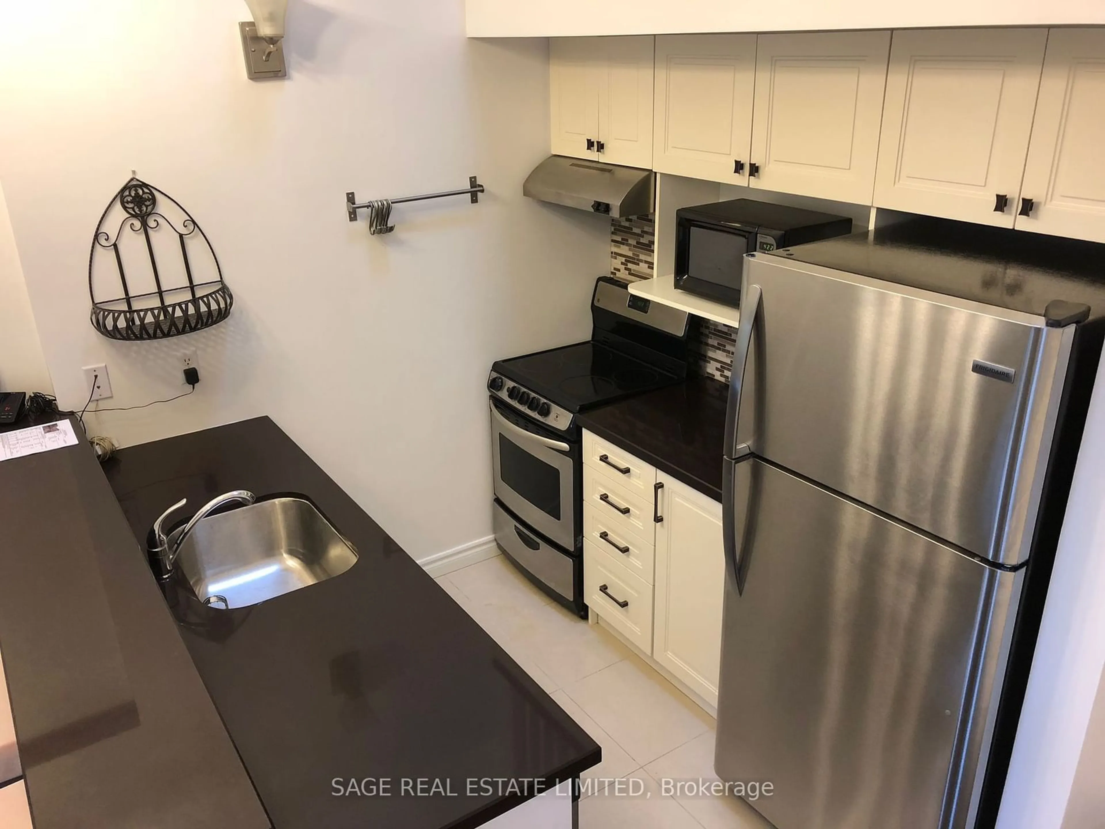 Standard kitchen for 217 St George St #48, Toronto Ontario M5R 2M2