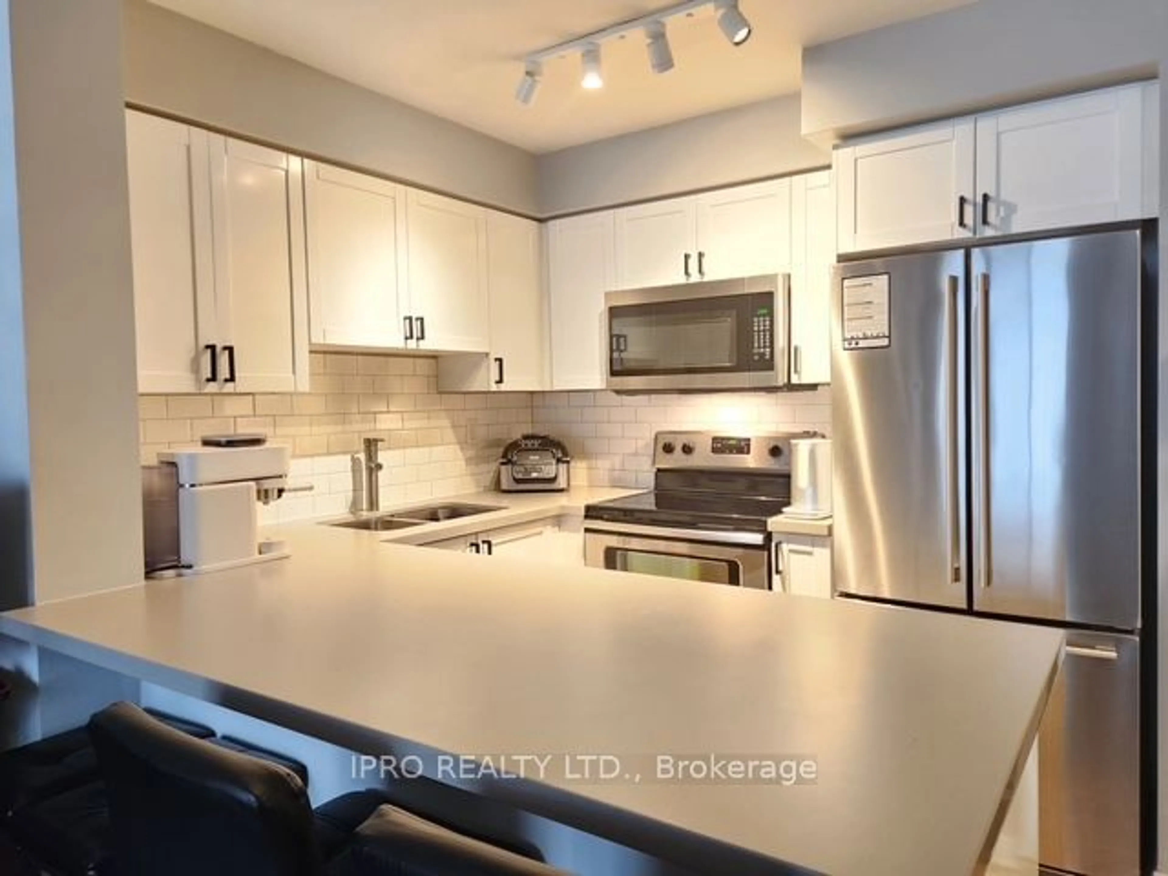 Open concept kitchen for 18 Stafford St St #406, Toronto Ontario M5V 3W4