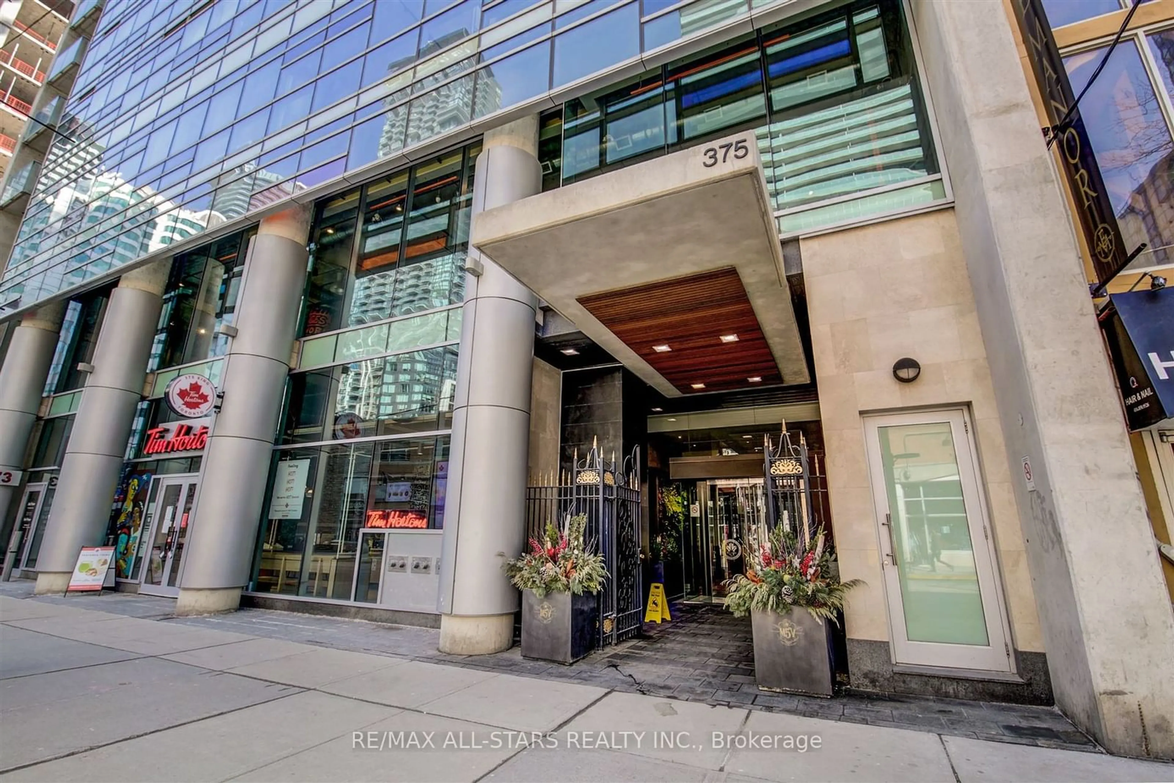 Indoor foyer for 375 King St #LPH3407, Toronto Ontario M5V 1K5