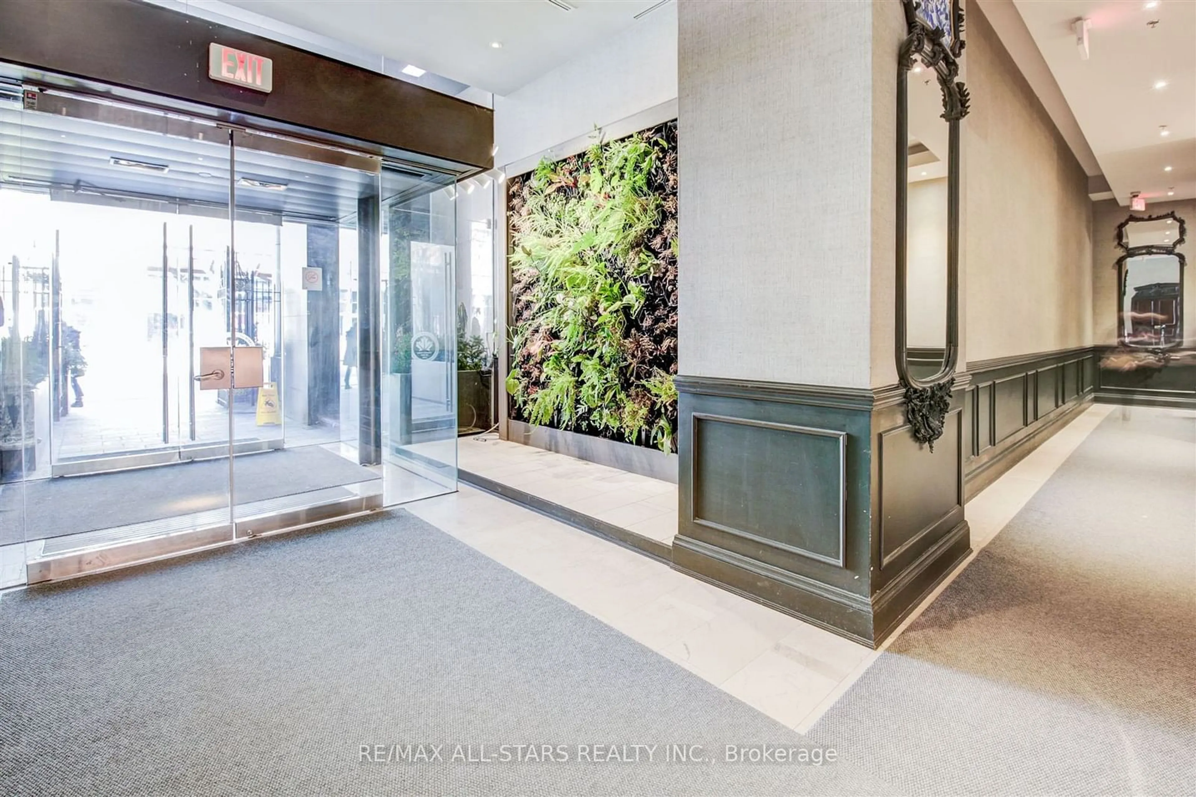 Indoor lobby, ceramic floors for 375 King St #LPH3407, Toronto Ontario M5V 1K5