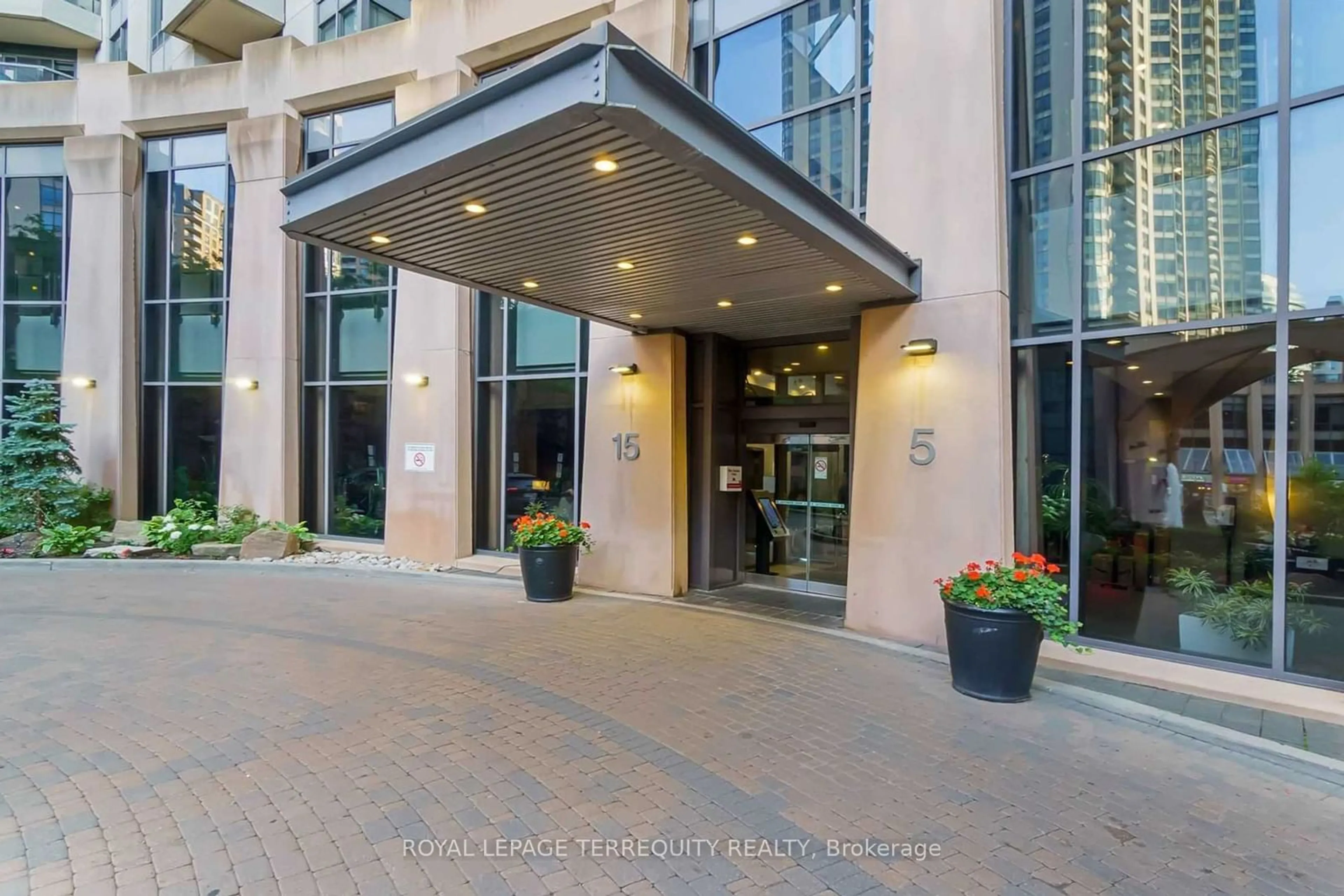 Indoor foyer for 5 Northtown Way #706, Toronto Ontario M2N 7A1