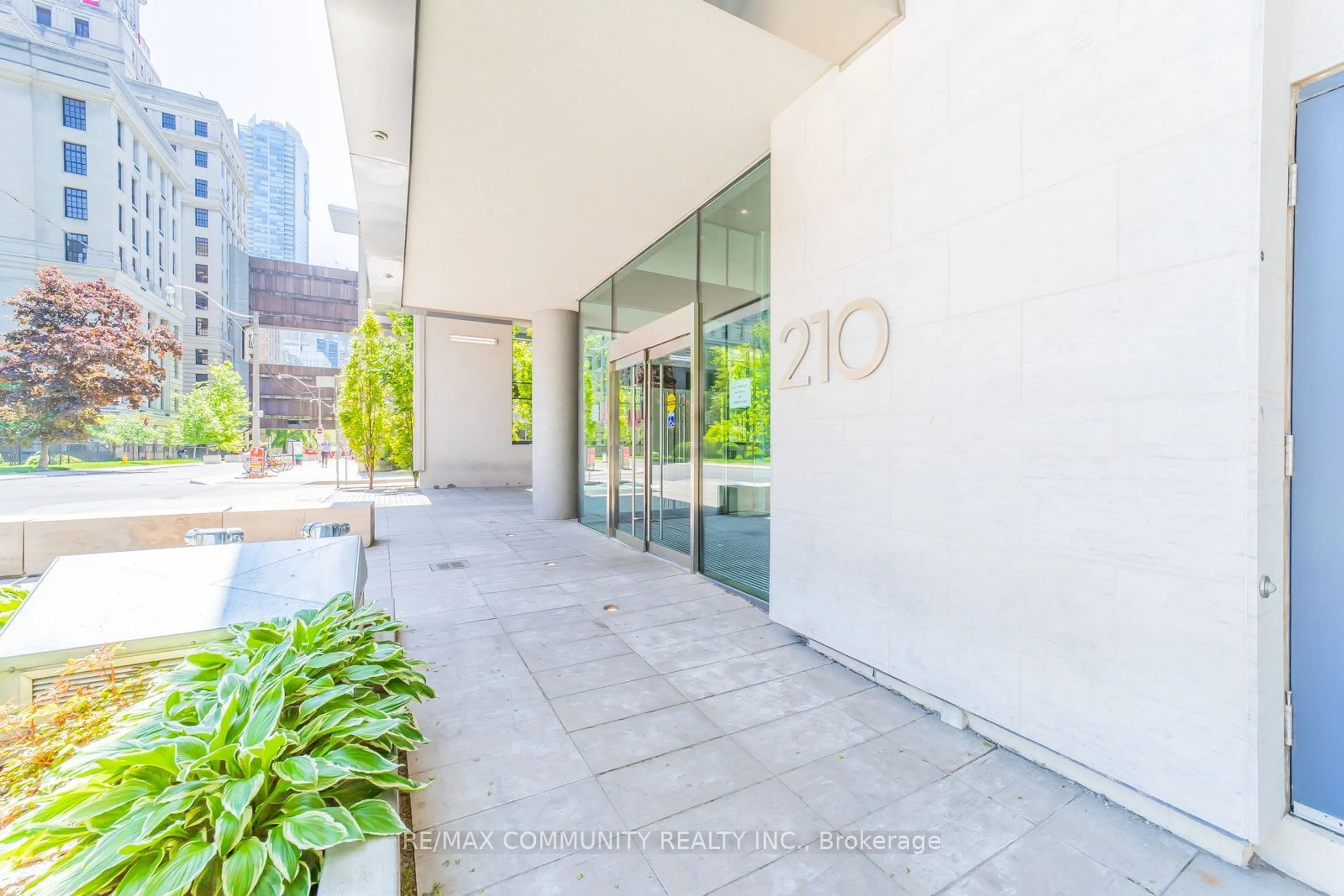 Indoor foyer for 210 Simcoe St #1210, Toronto Ontario M5T 2W5