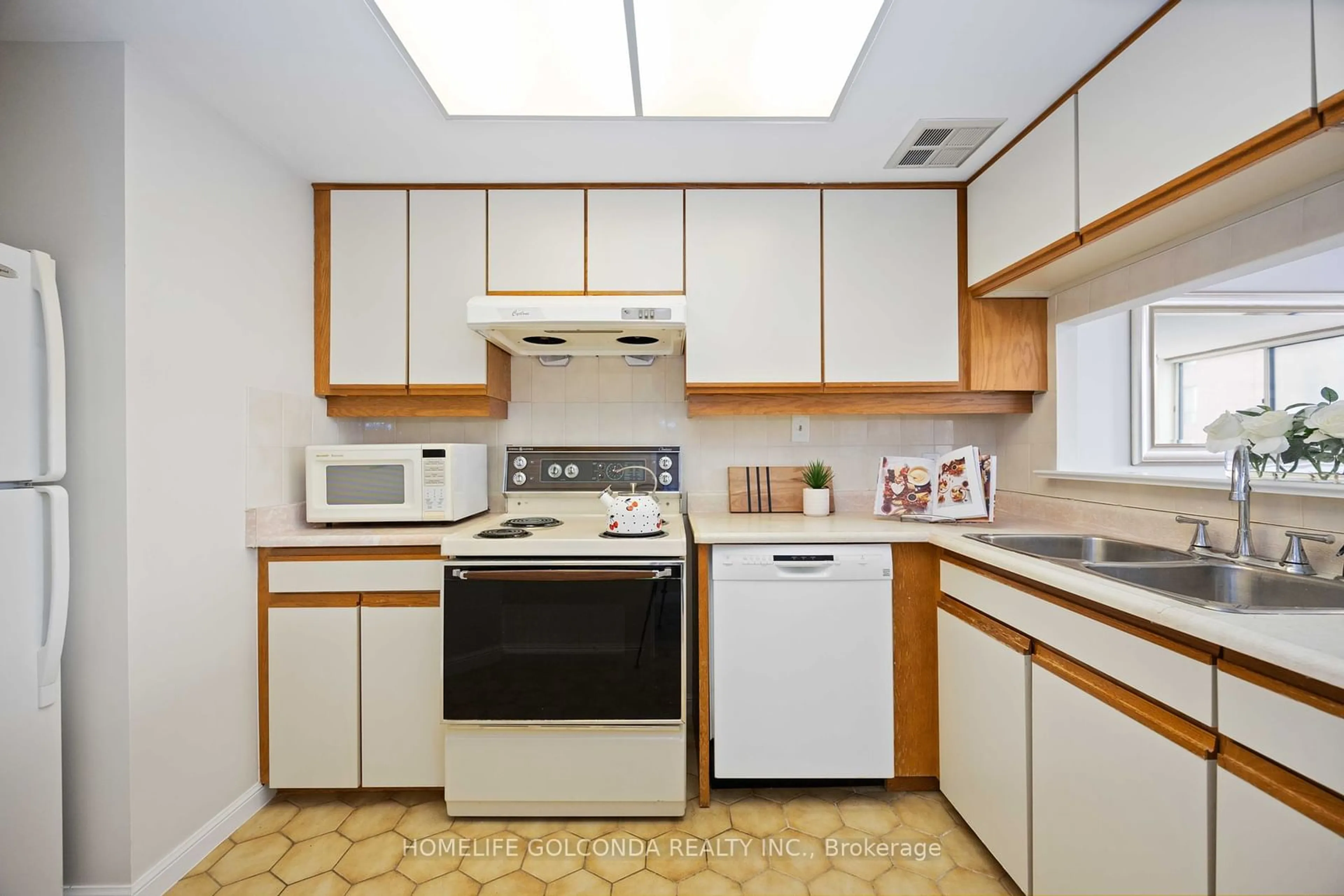 Standard kitchen, wood floors, cottage for 5444 Yonge St #1002A, Toronto Ontario M2N 6J4