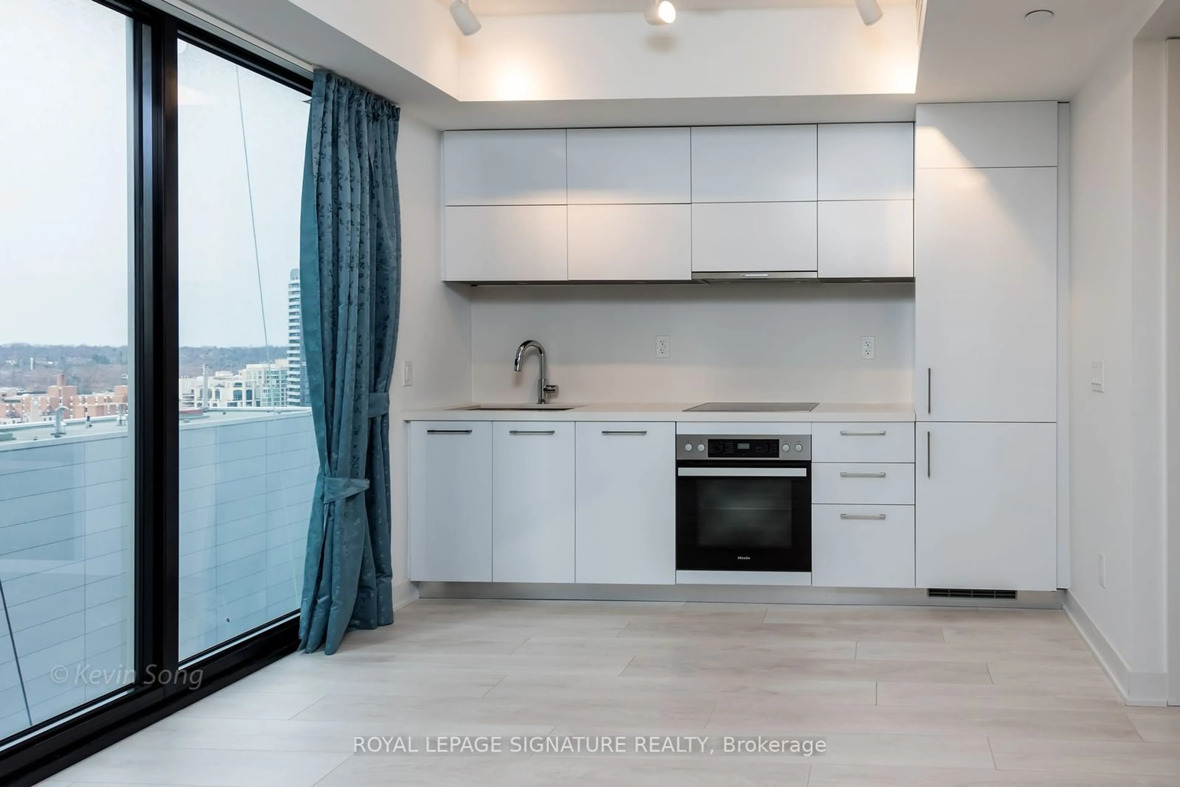 Standard kitchen, ceramic floors, mountain for 188 Cumberland St #1801, Toronto Ontario M5R 0B6