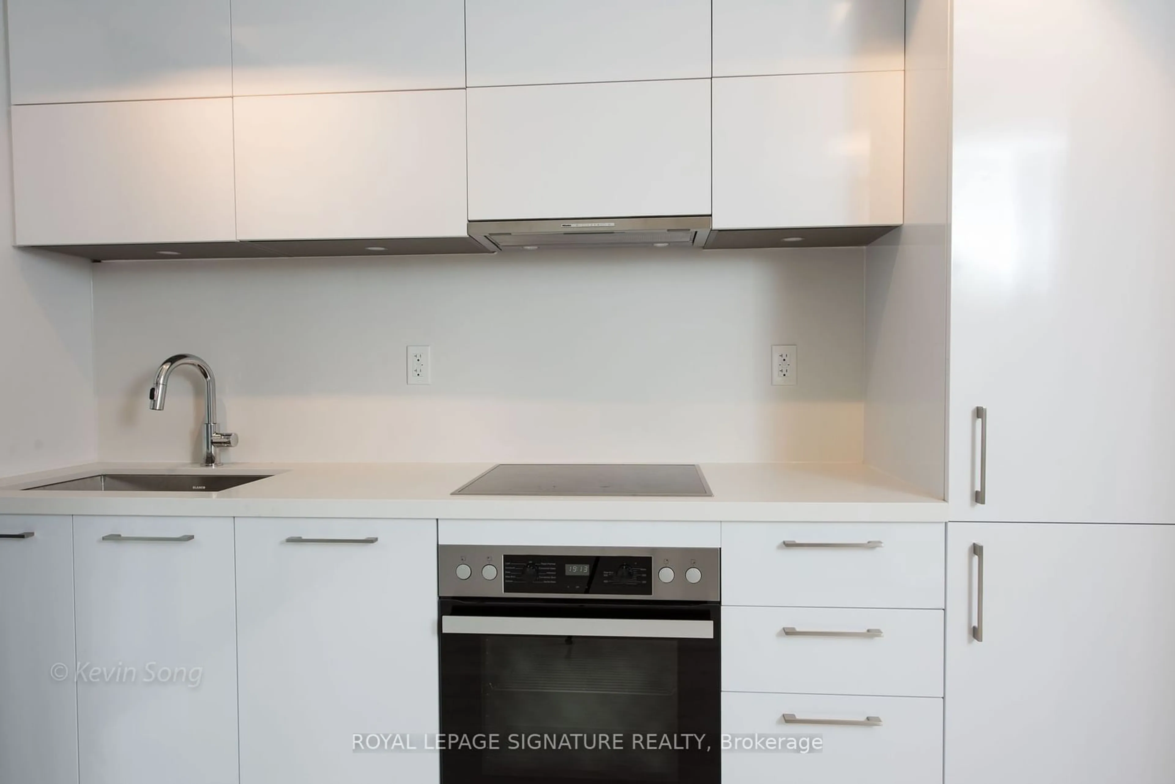 Standard kitchen, cottage for 188 Cumberland St #1801, Toronto Ontario M5R 0B6