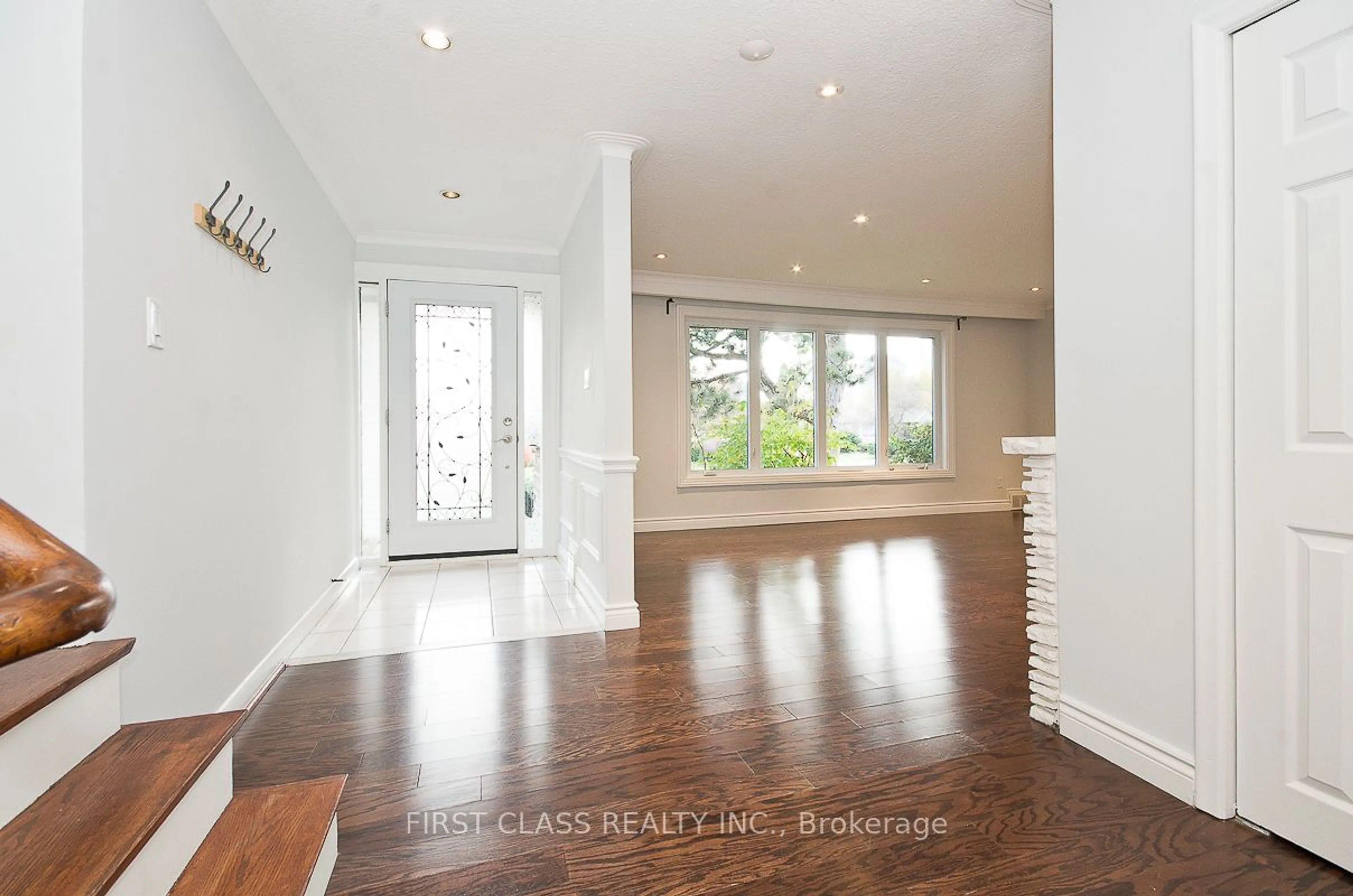 Indoor entryway, wood floors for 25 Whittaker Cres, Toronto Ontario M2K 1K7