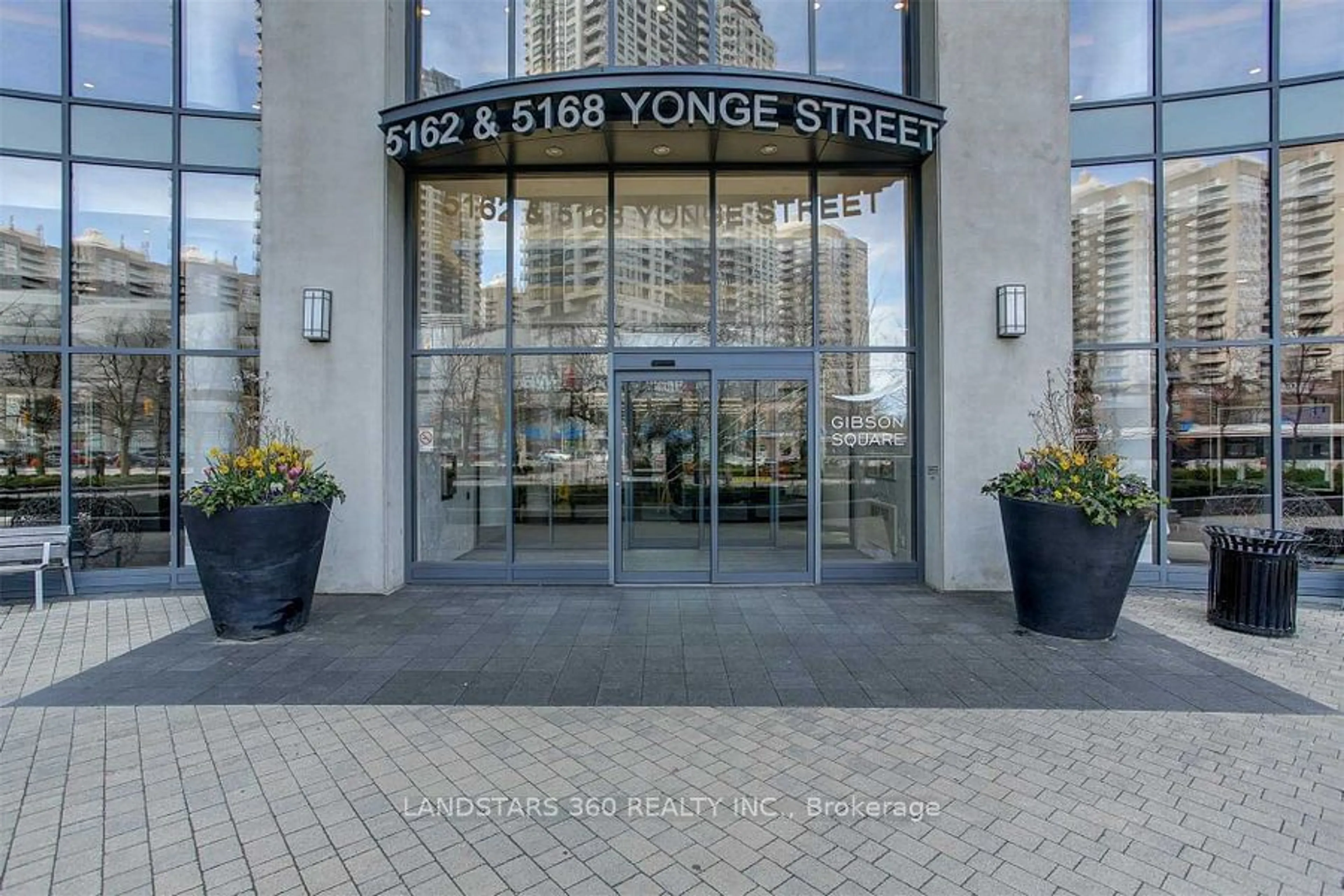 Indoor foyer, carpet floors for 5168 Yonge St #Th11, Toronto Ontario M2N 5P6