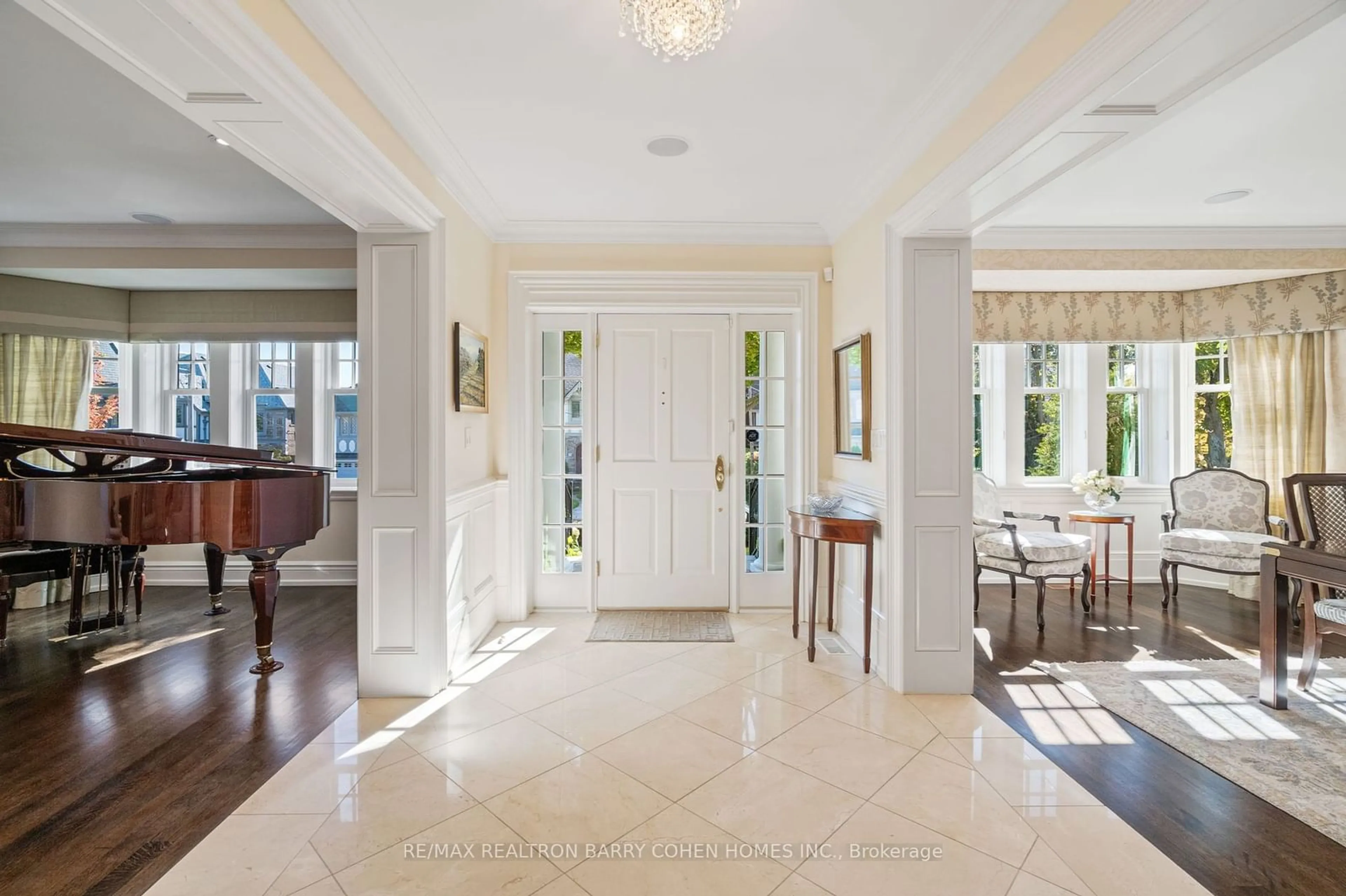 Indoor entryway, wood floors for 32 Ava Rd, Toronto Ontario M5P 1Y4